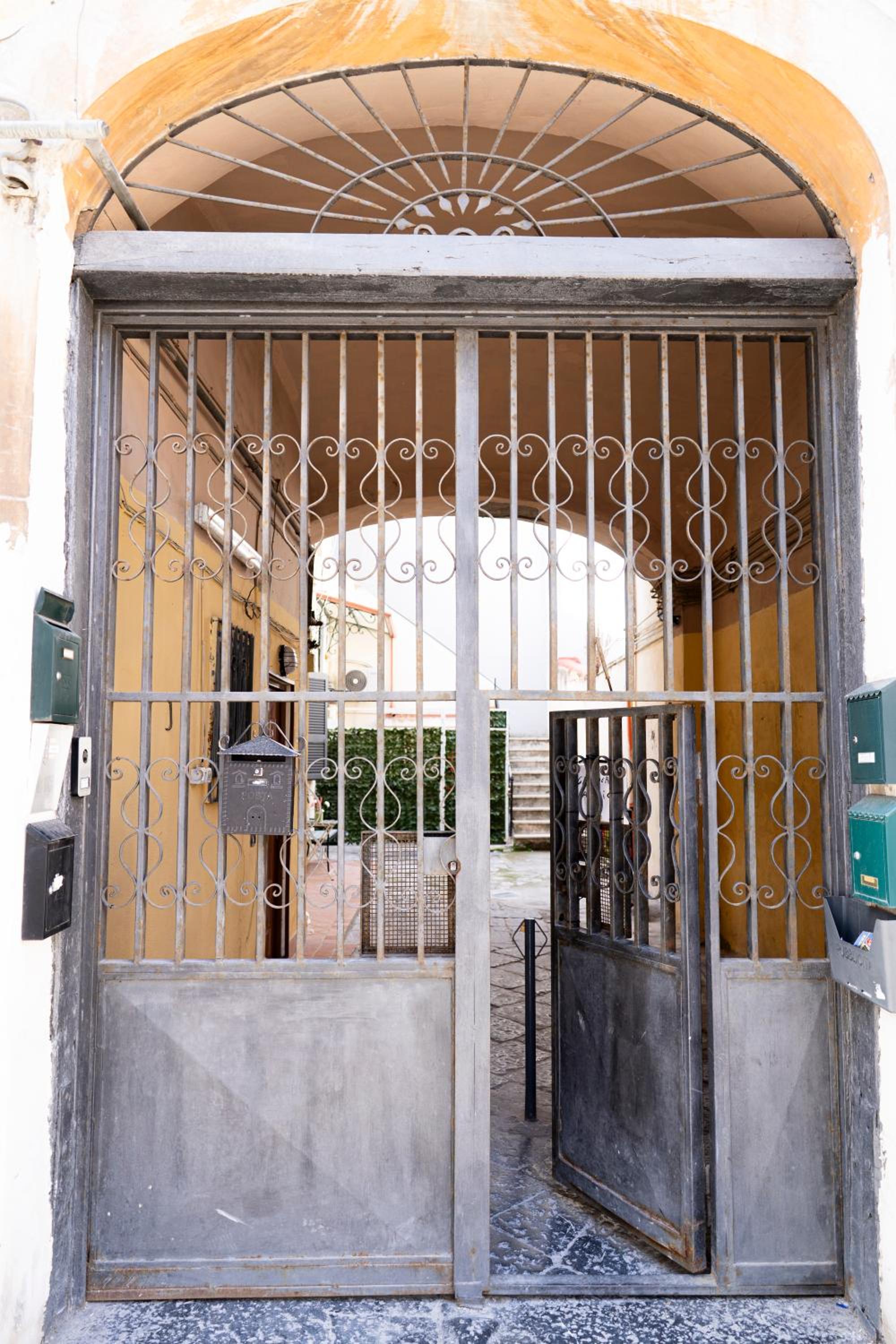 beb Da basso experience Napoli Toledo, Pompeii, Ercolano and Vesuvio