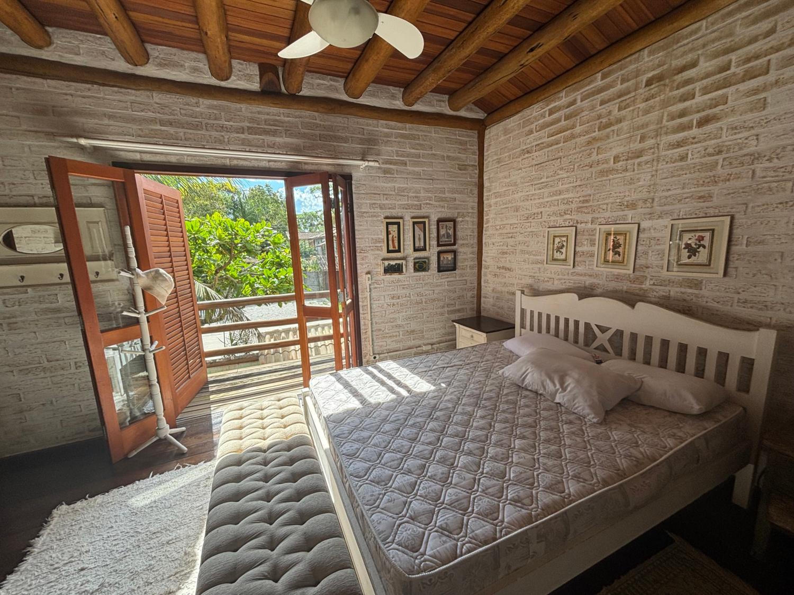 Casa com Piscina, Barra do Una.