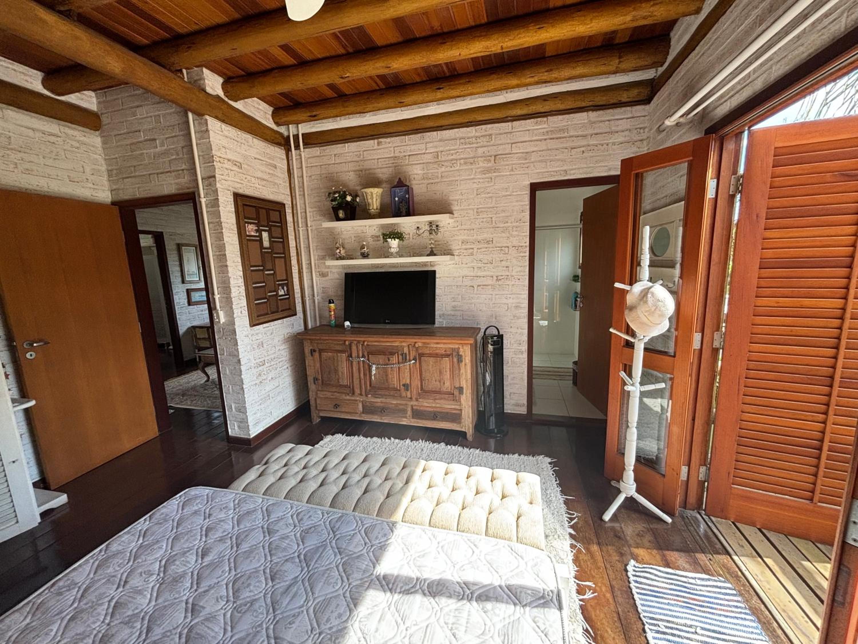 Casa com Piscina, Barra do Una.