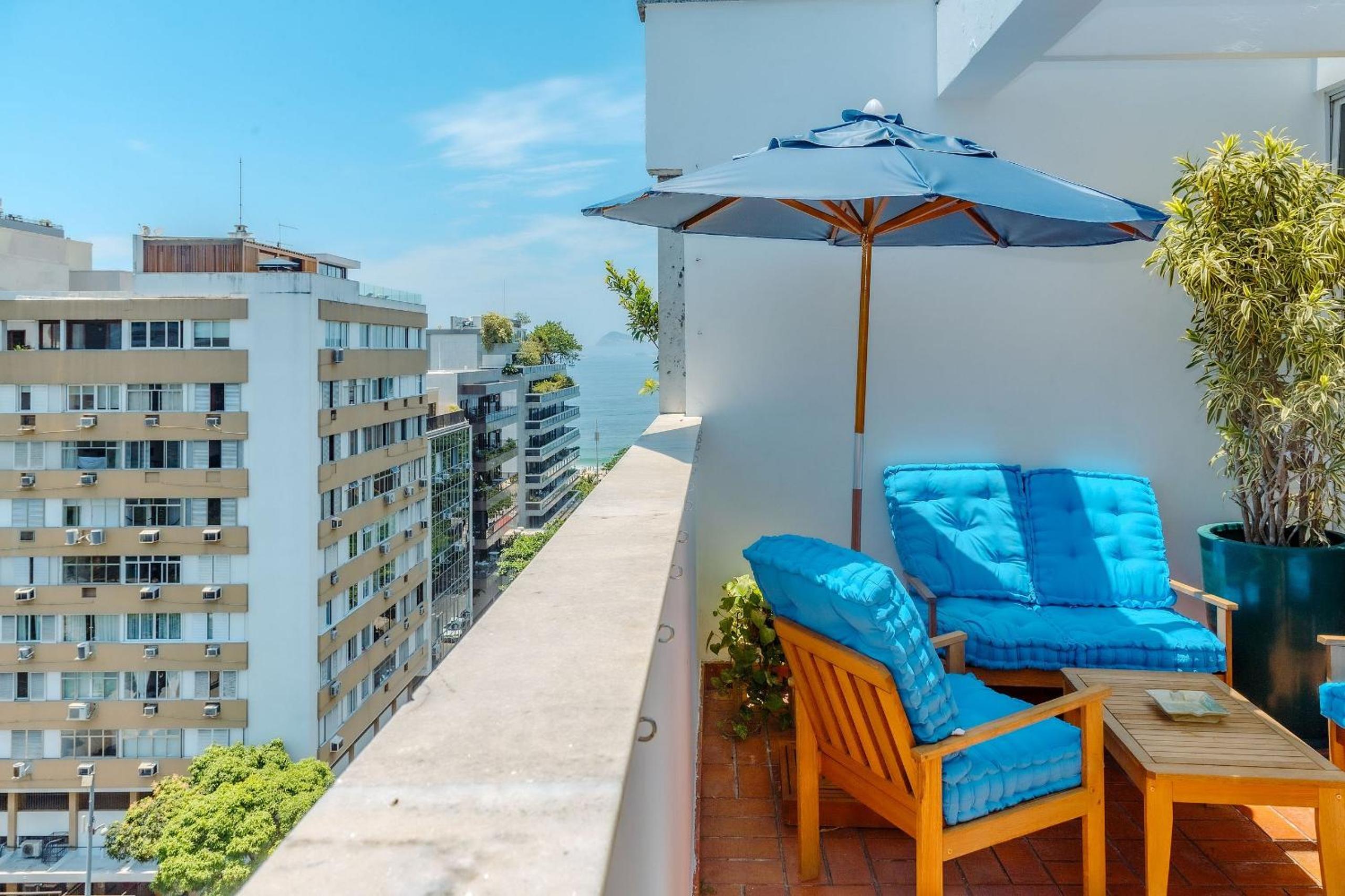 Linda cobertura de 2 quartos a 100 m da Praia