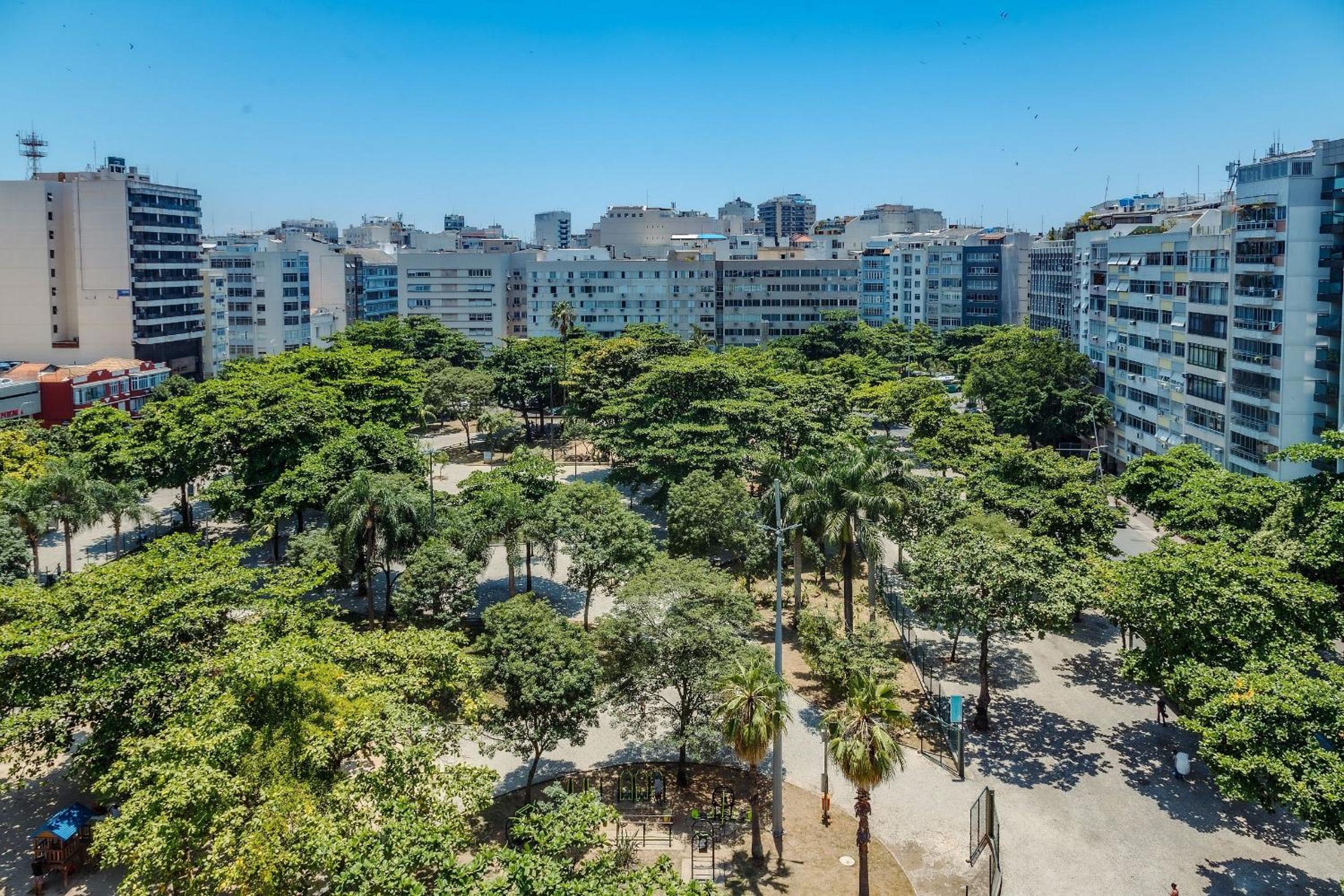 Linda cobertura de 2 quartos a 100 m da Praia