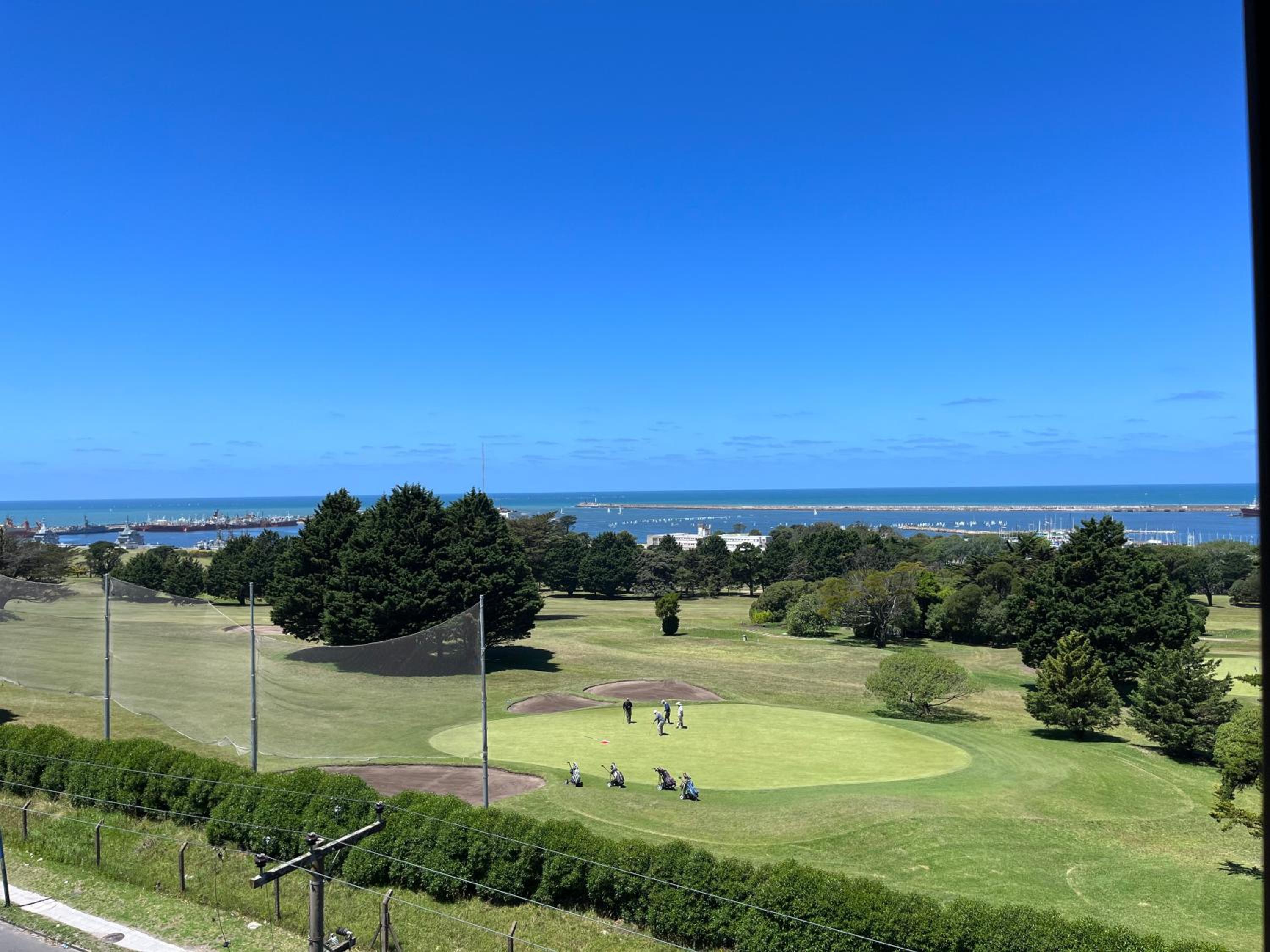 Depto frente al golf y mar