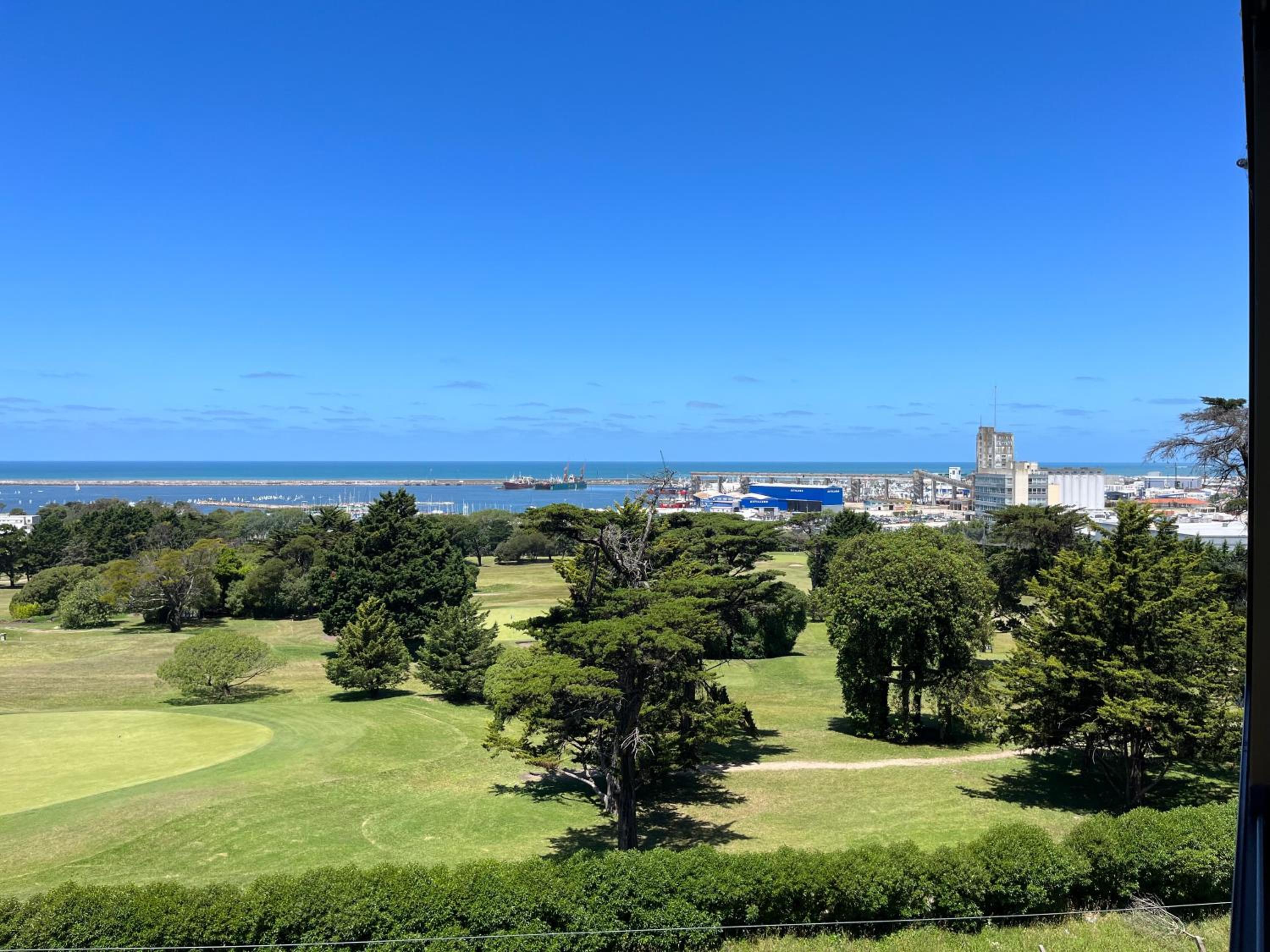 Depto frente al golf y mar