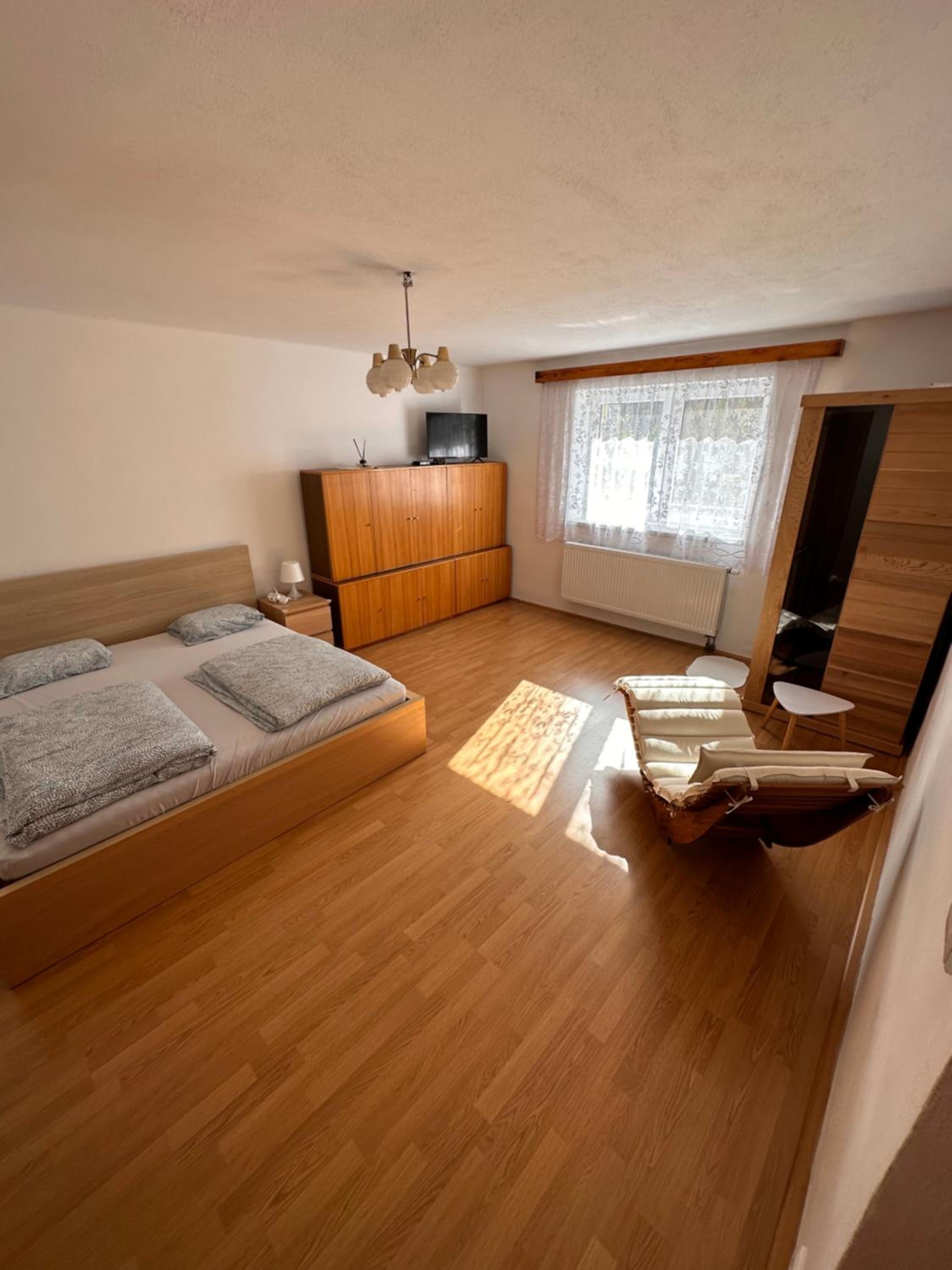 Vila v Brdech s bazénem, infra saunou a vybavením