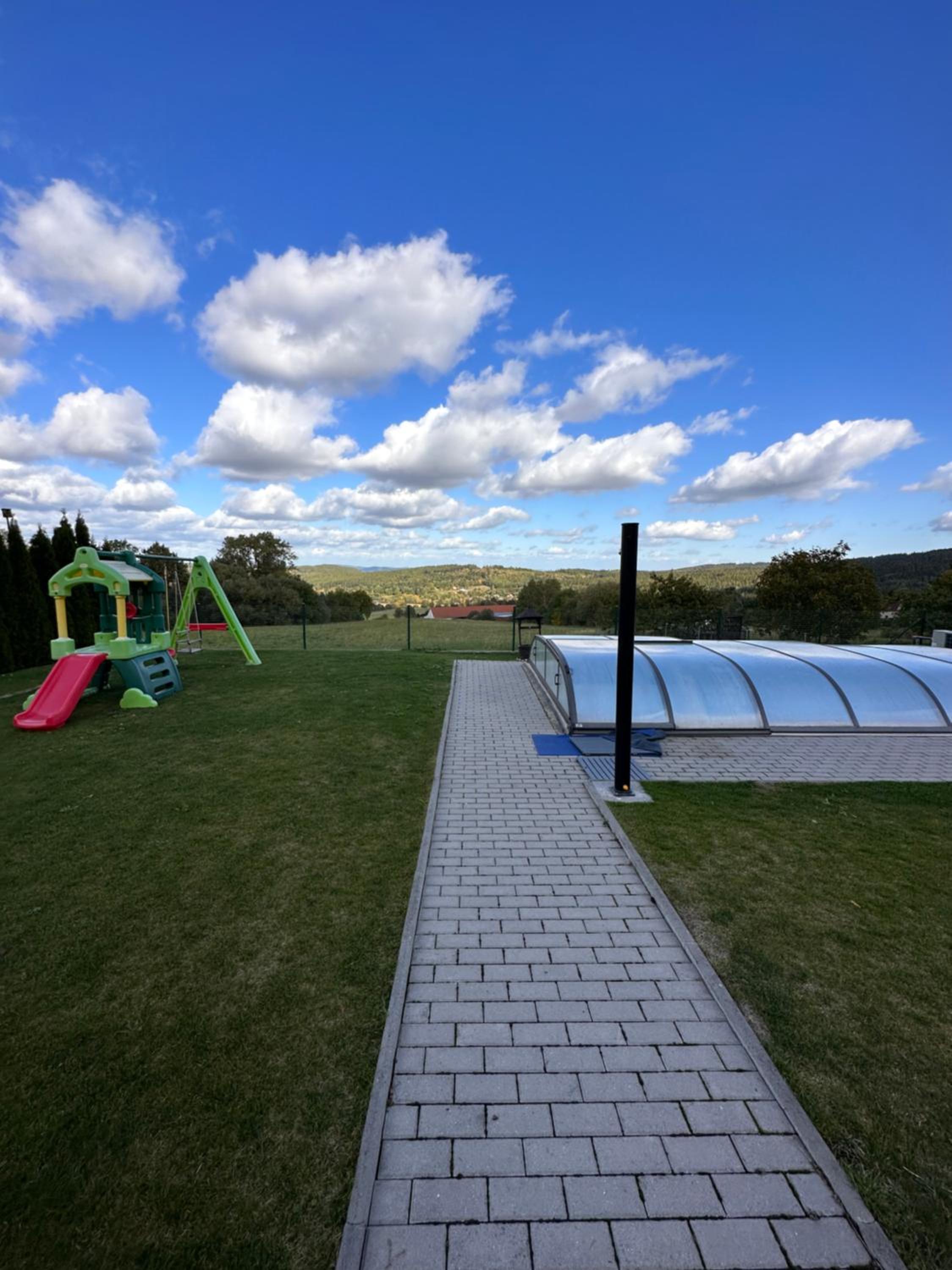 Vila v Brdech s bazénem, infra saunou a vybavením