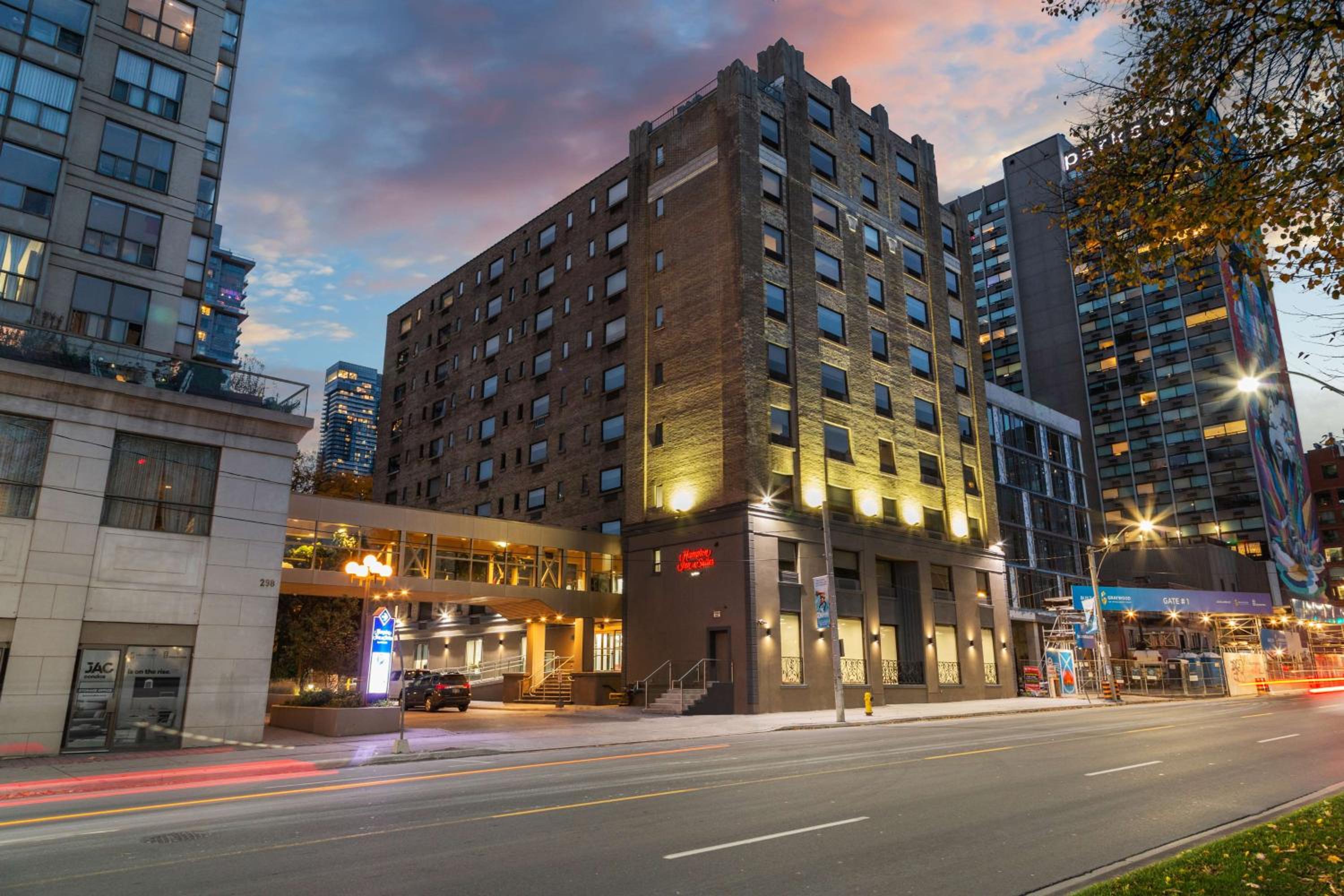 Hotel Hampton Inn & Suites by Hilton Toronto Downtown - Image 1