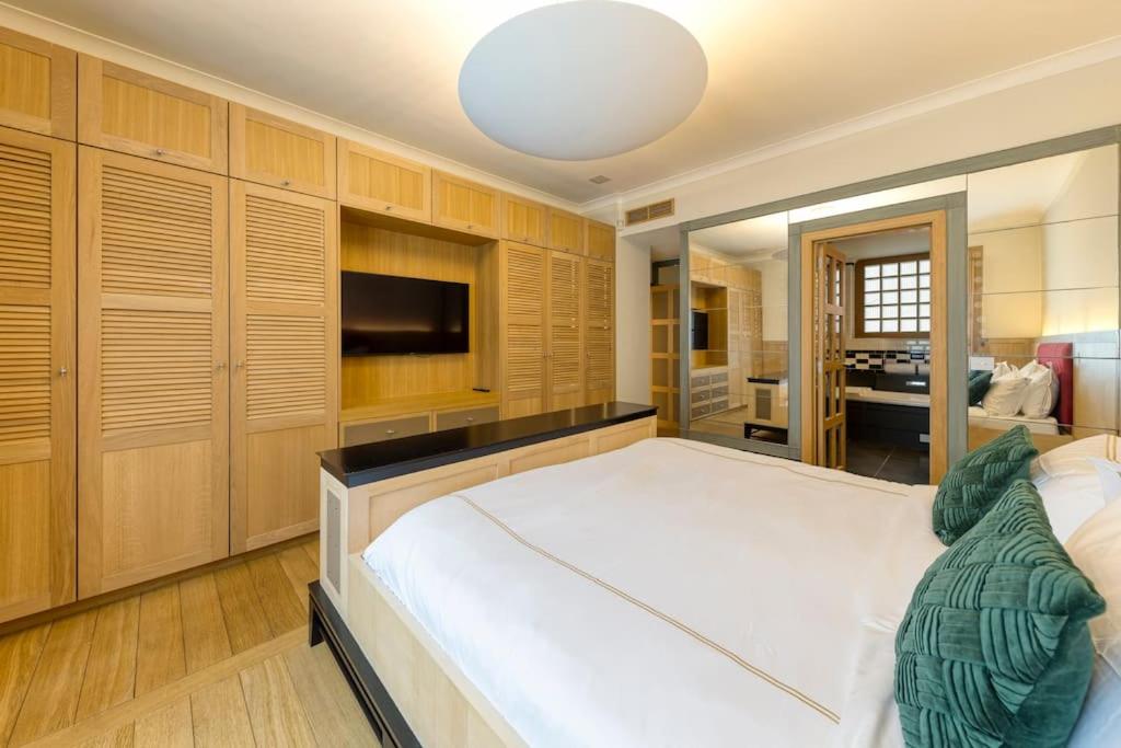 City Luxury: 3BR, Prime Location