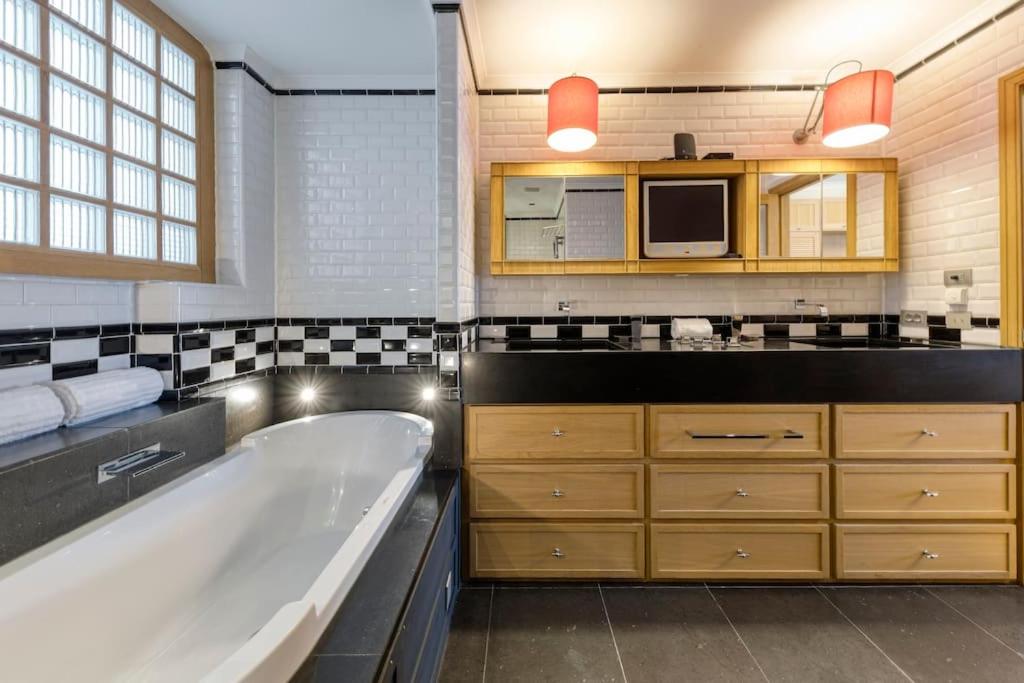 City Luxury: 3BR, Prime Location
