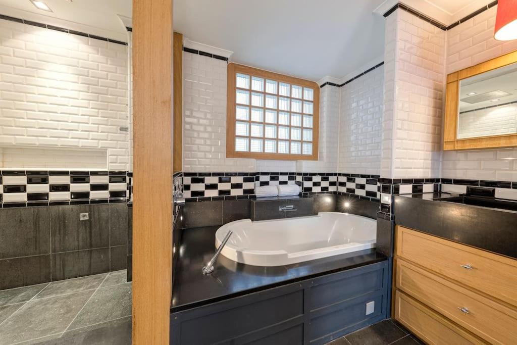 City Luxury: 3BR, Prime Location