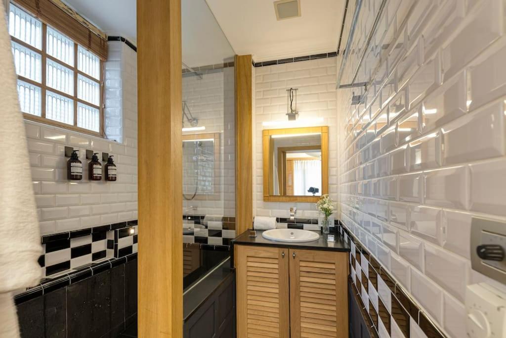 City Luxury: 3BR, Prime Location