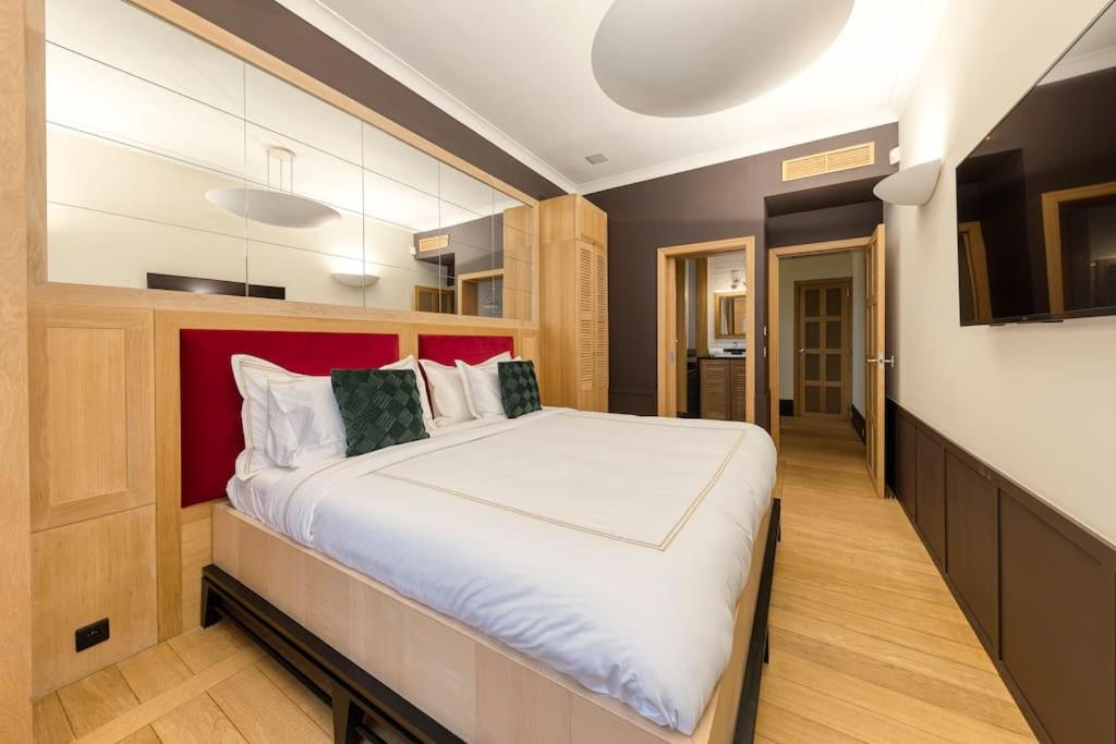 City Luxury: 3BR, Prime Location