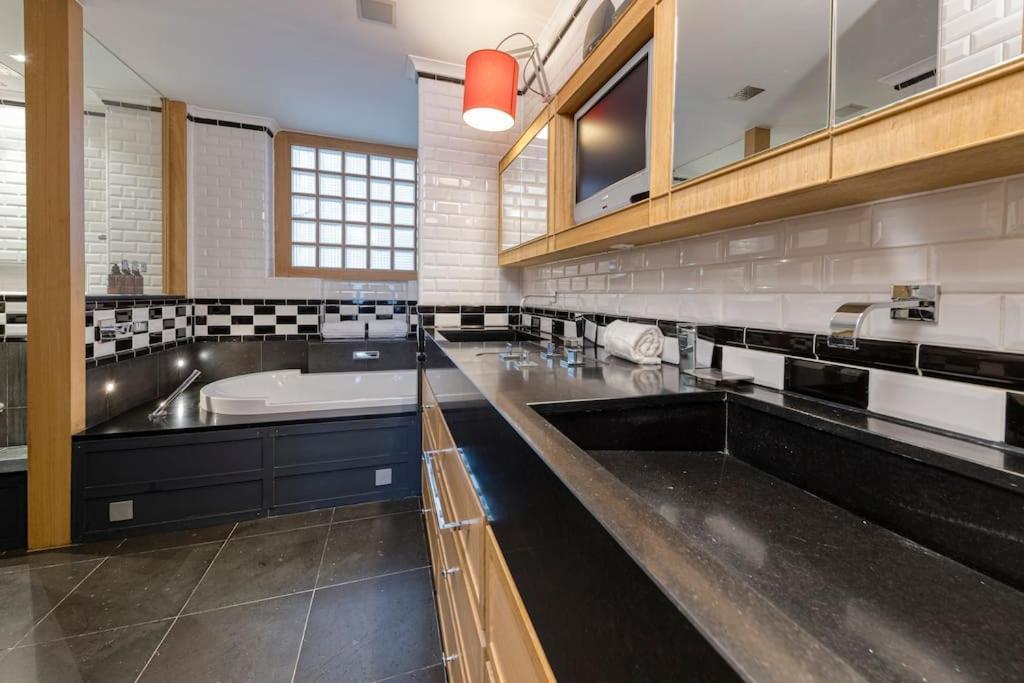 City Luxury: 3BR, Prime Location