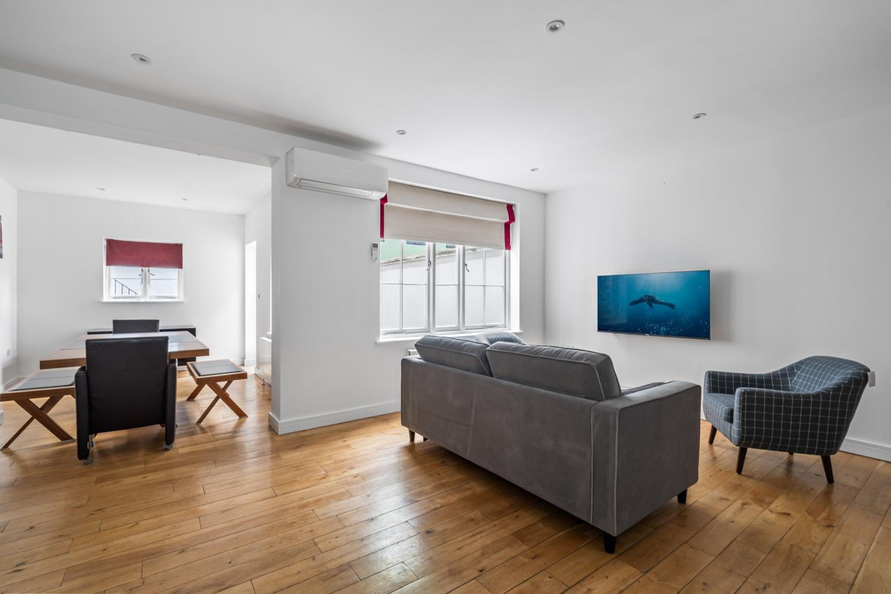 Stunning 2 bed 2 bath with air con + garden