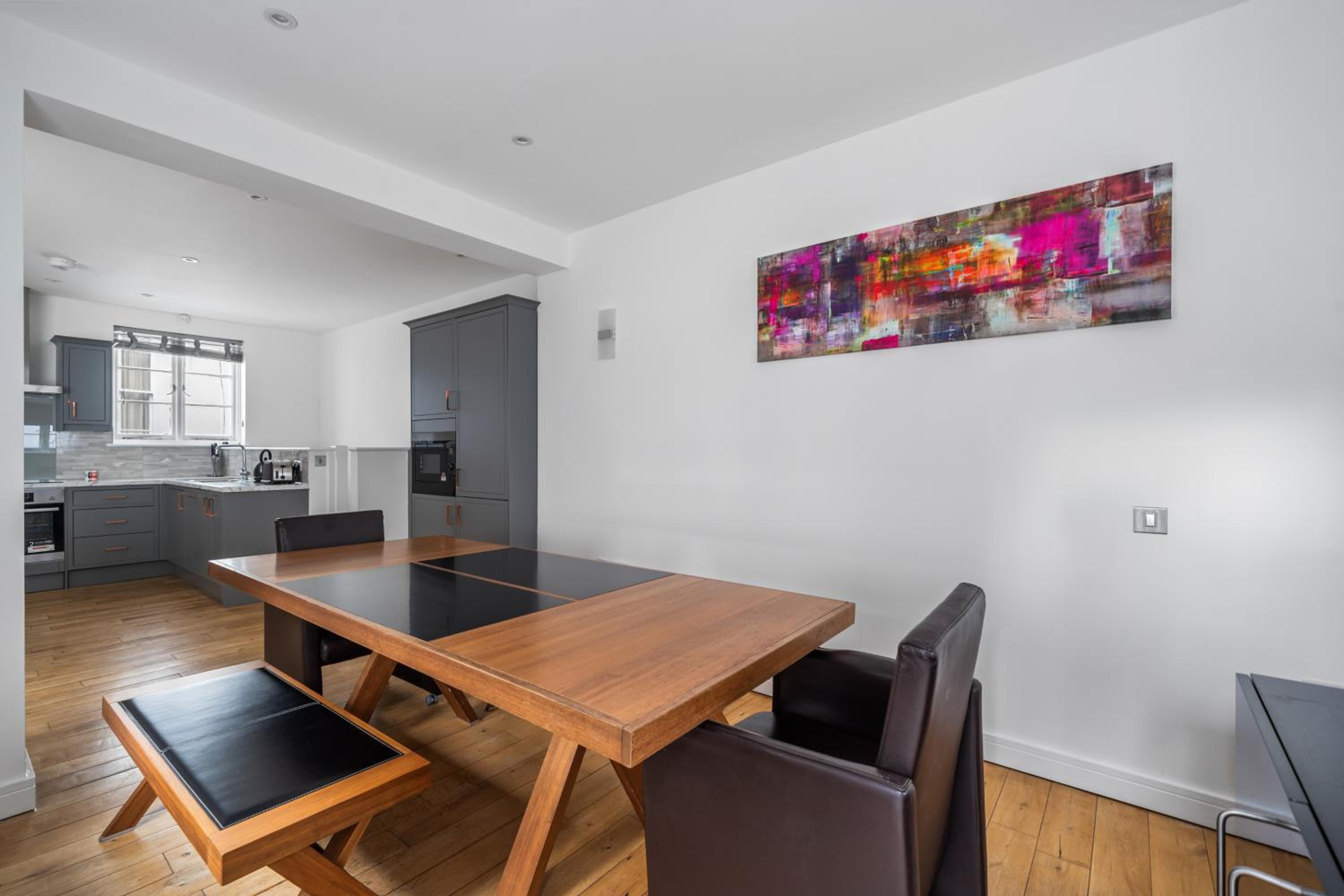 Stunning 2 bed 2 bath with air con + garden