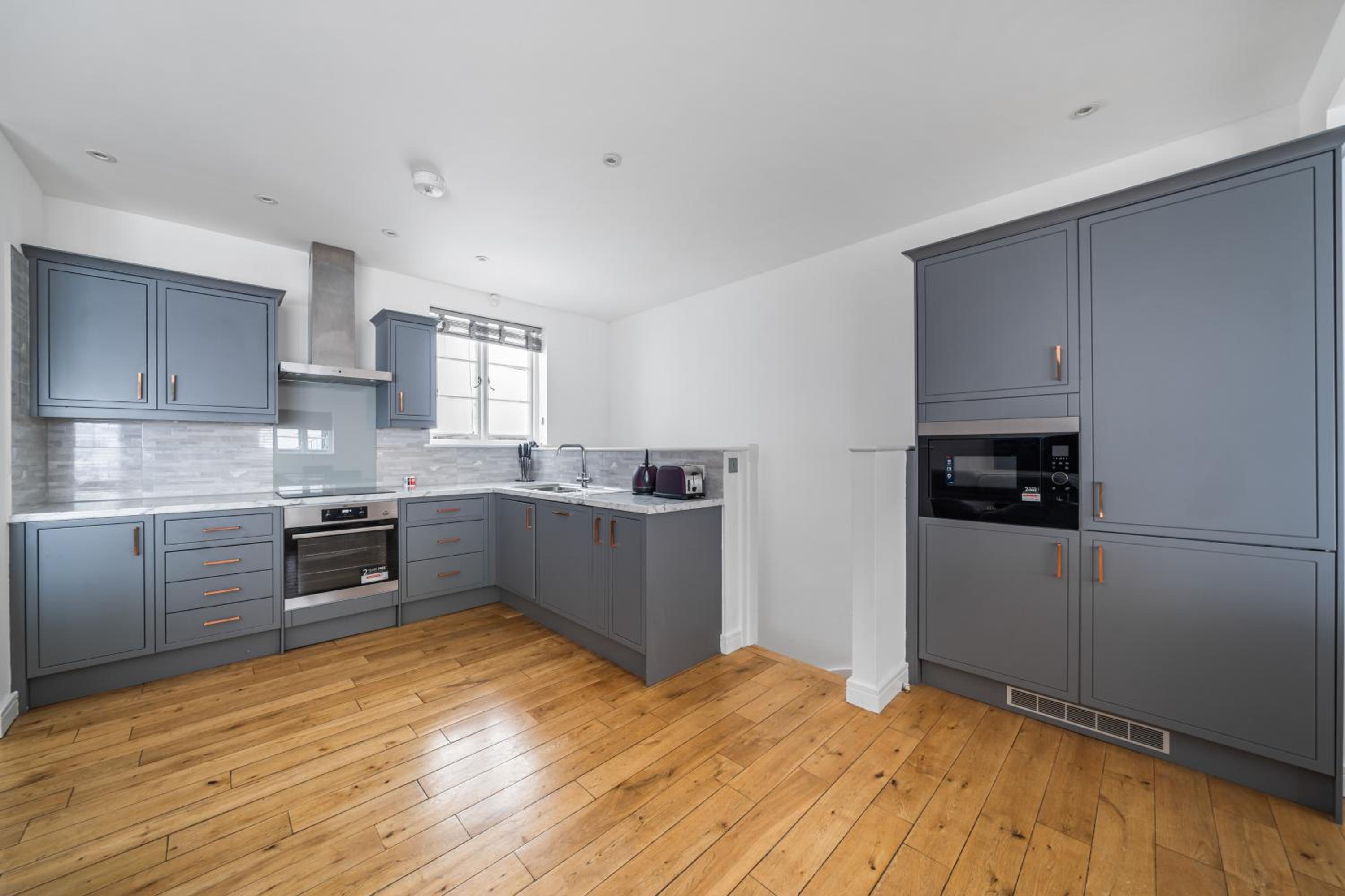 Stunning 2 bed 2 bath with air con + garden