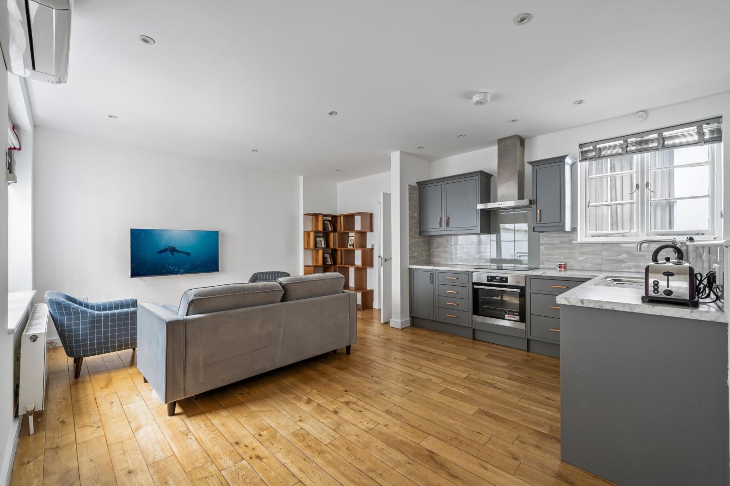 Stunning 2 bed 2 bath with air con + garden