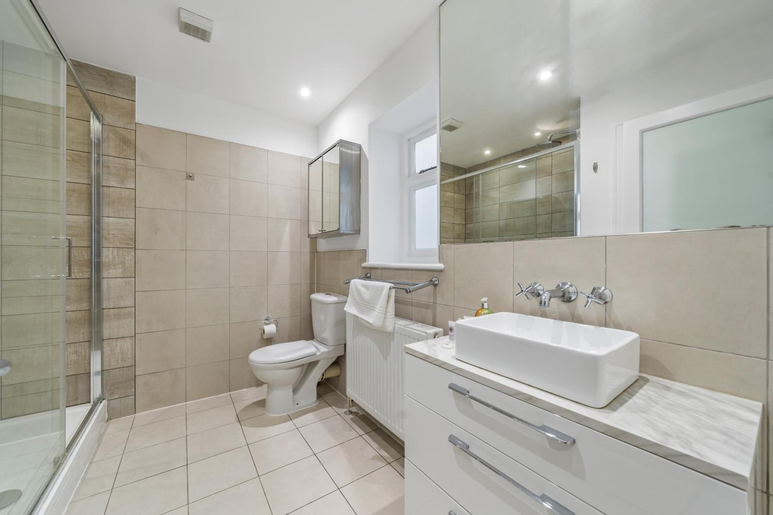 Stunning 2 bed 2 bath with air con + garden