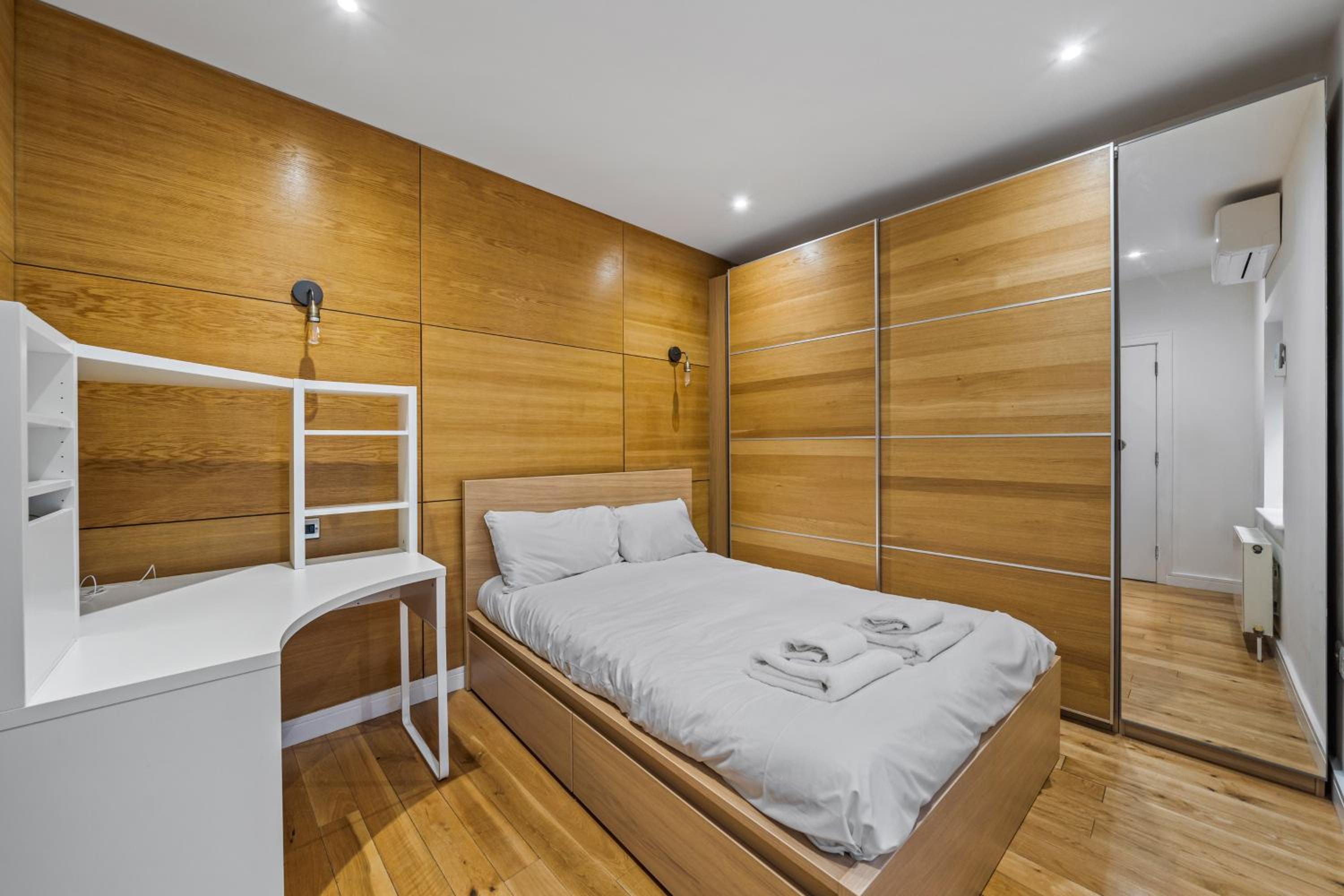 Stunning 2 bed 2 bath with air con + garden