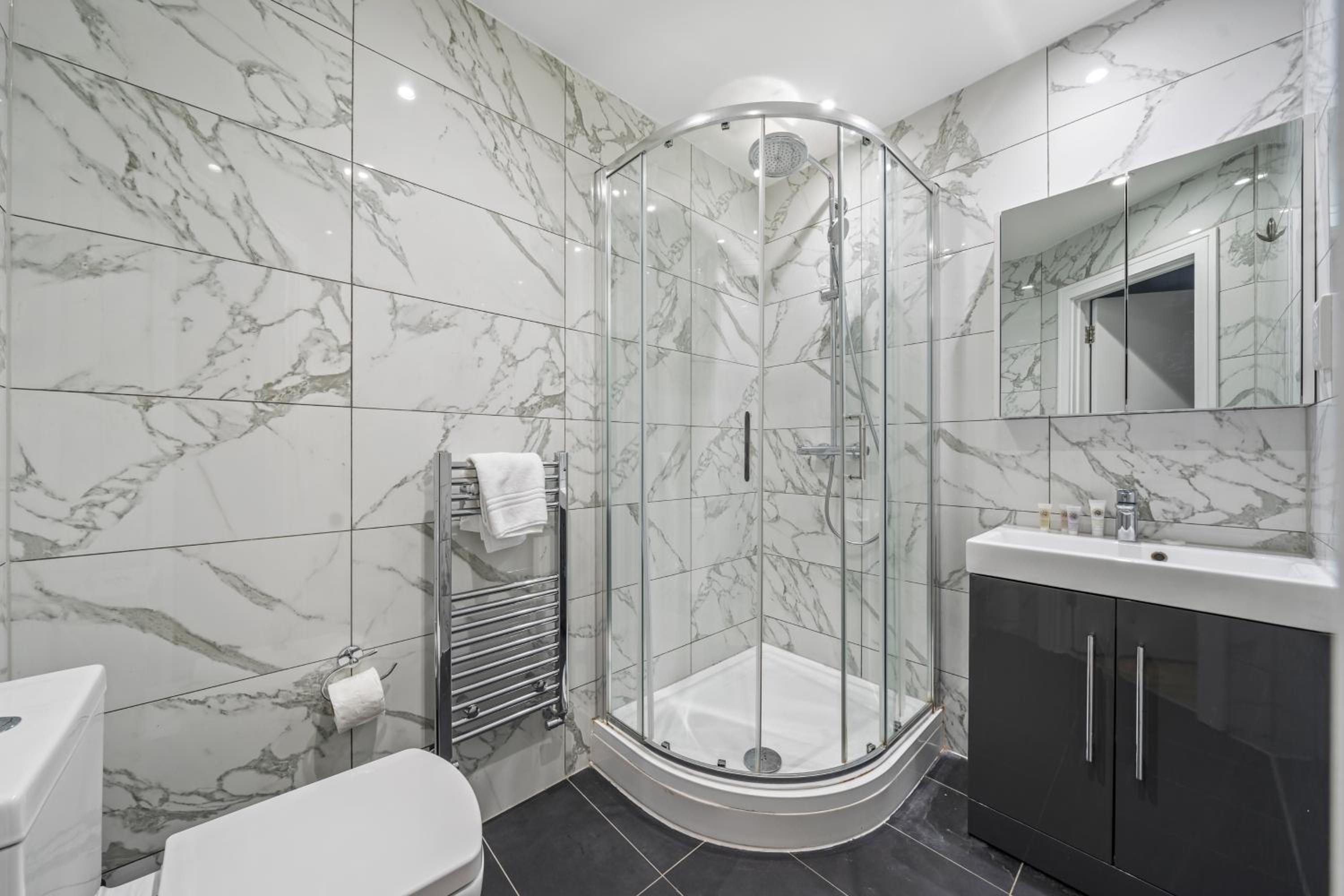Stunning 2 bed 2 bath with air con + garden