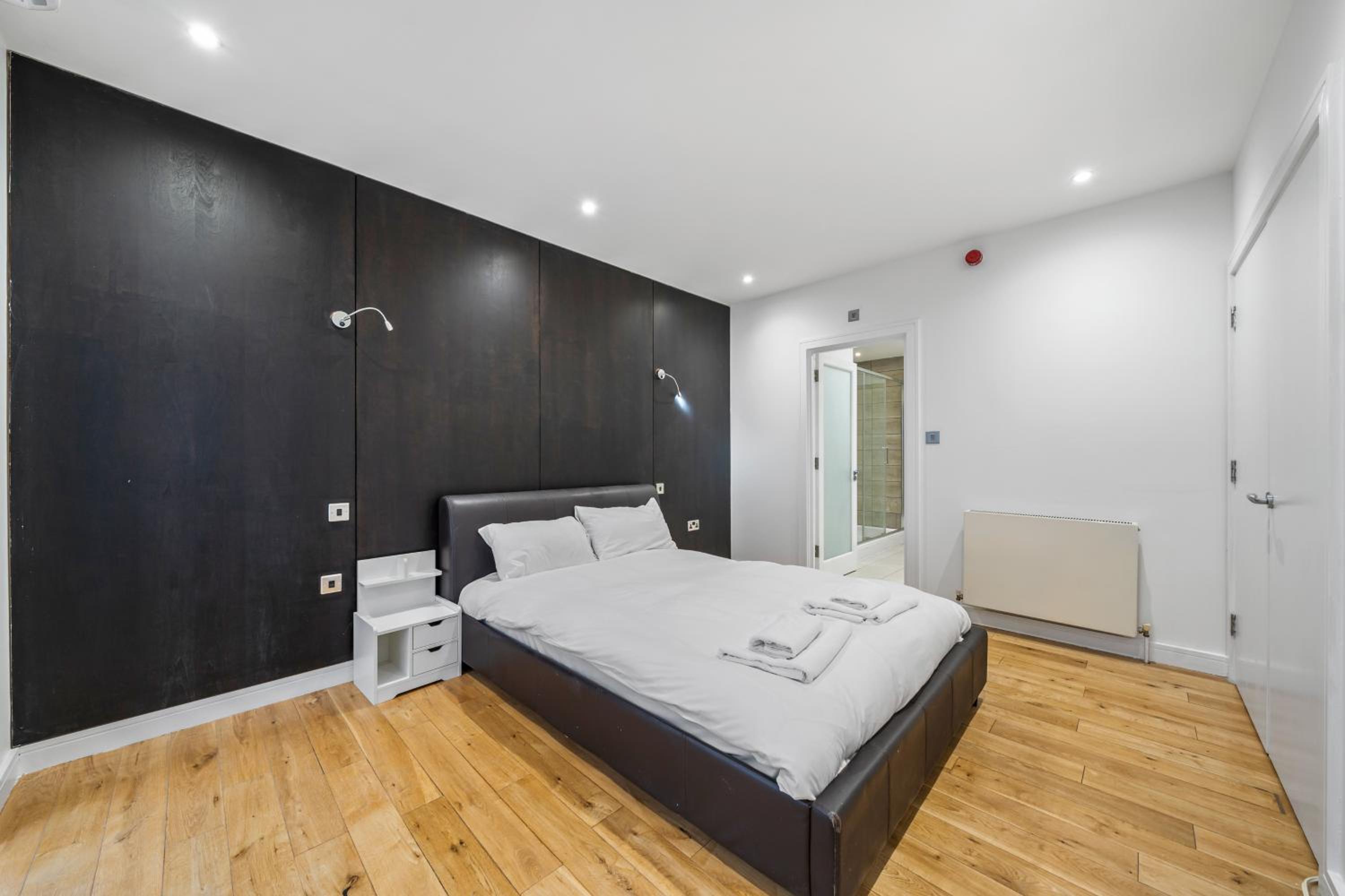 Stunning 2 bed 2 bath with air con + garden