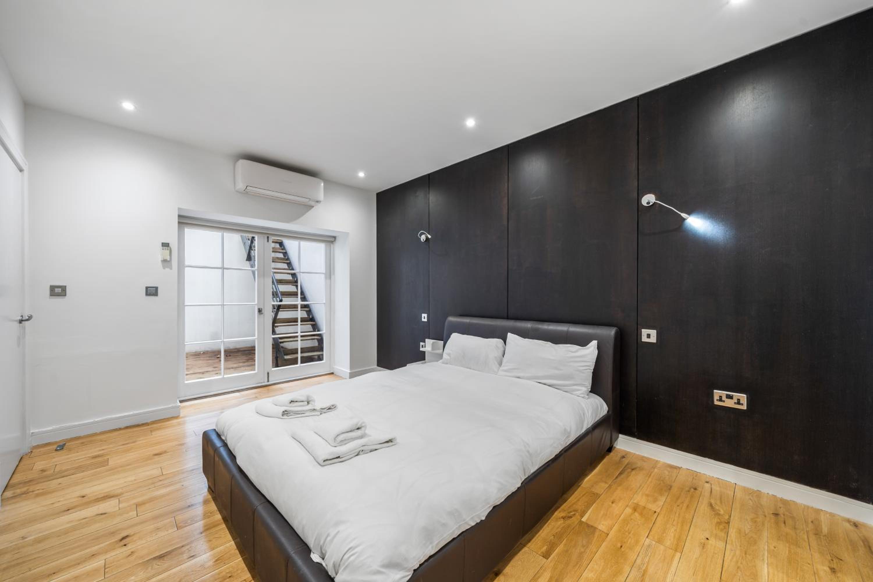 Stunning 2 bed 2 bath with air con + garden