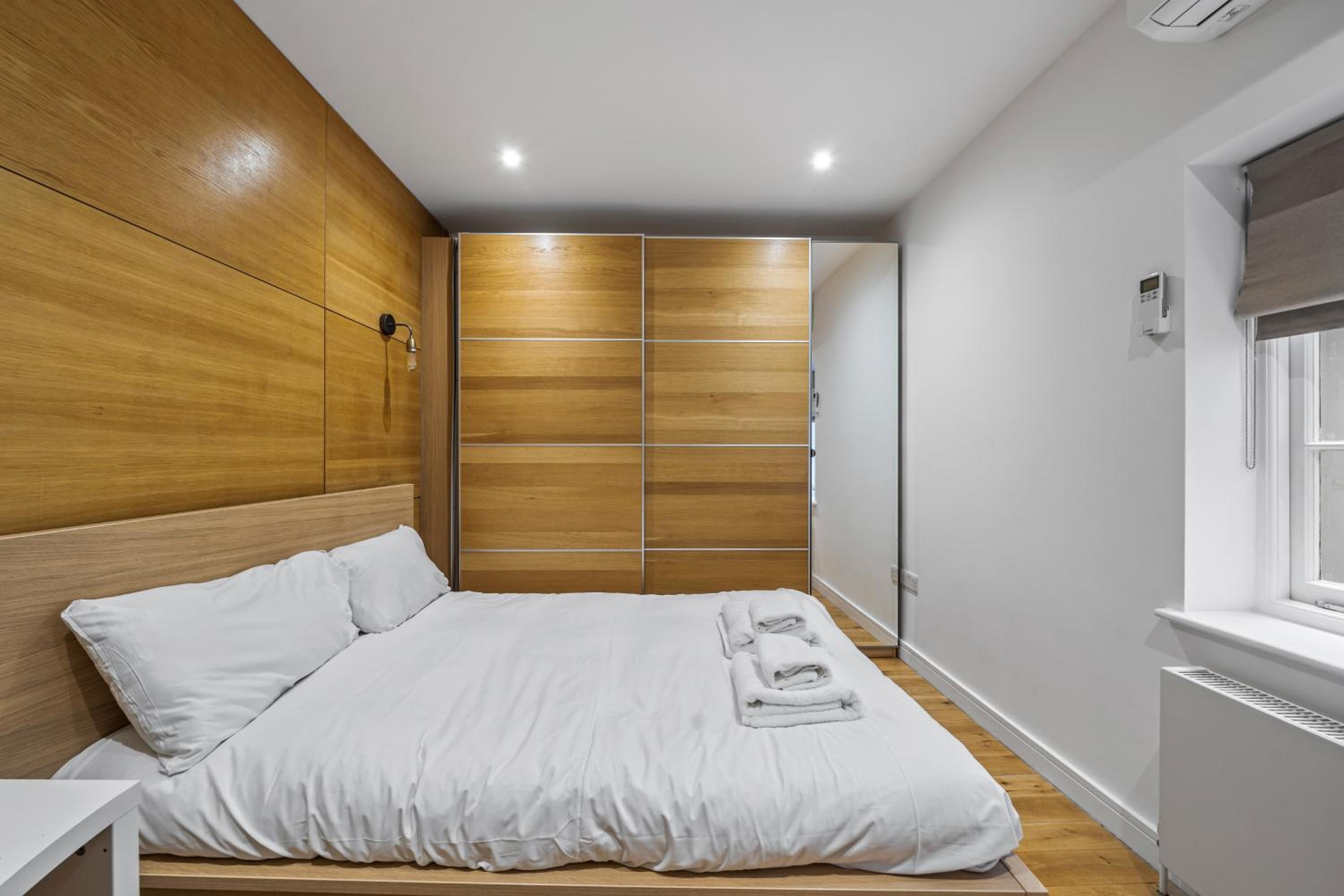 Stunning 2 bed 2 bath with air con + garden