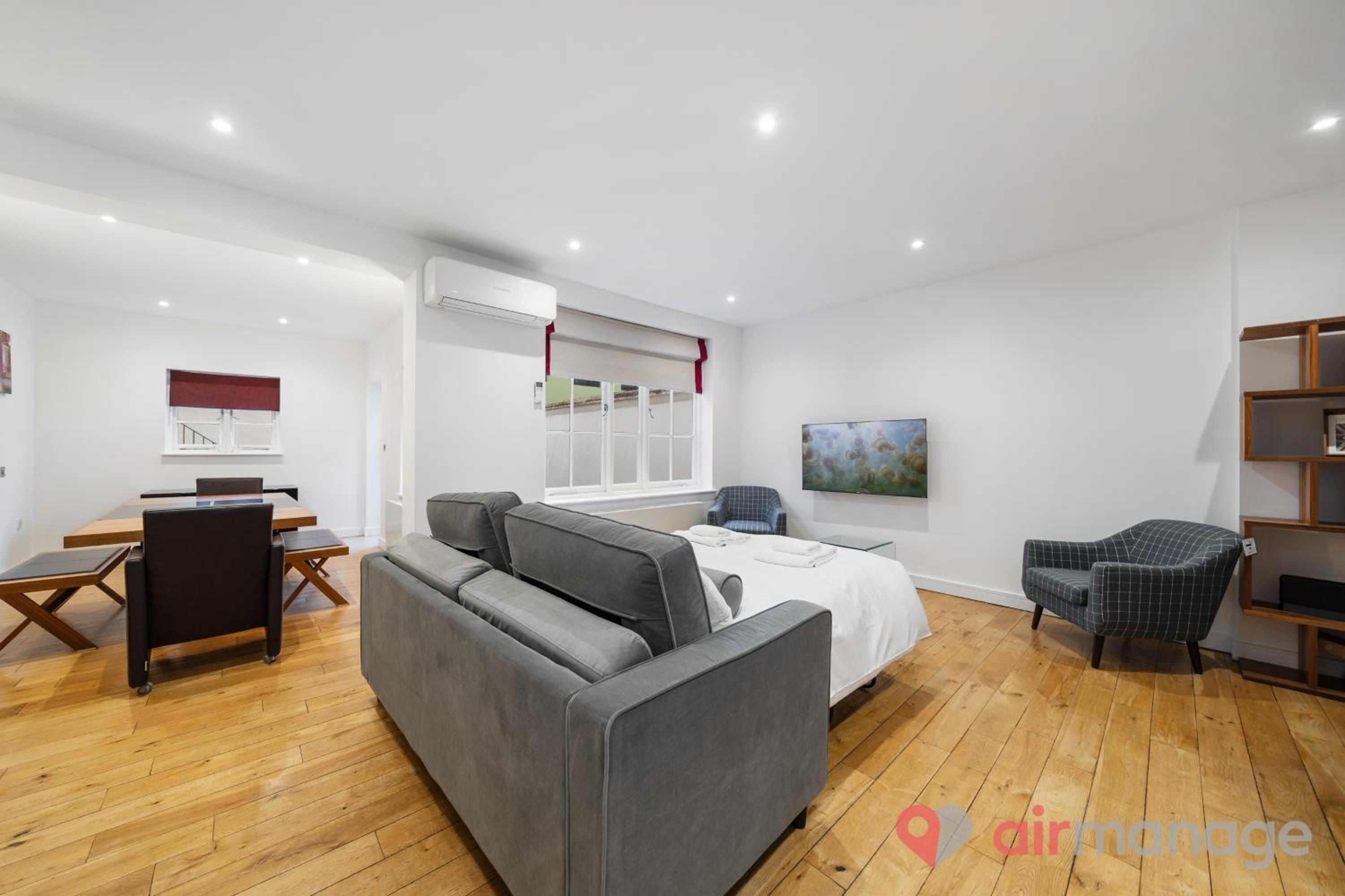 Stunning 2 bed 2 bath with air con + garden