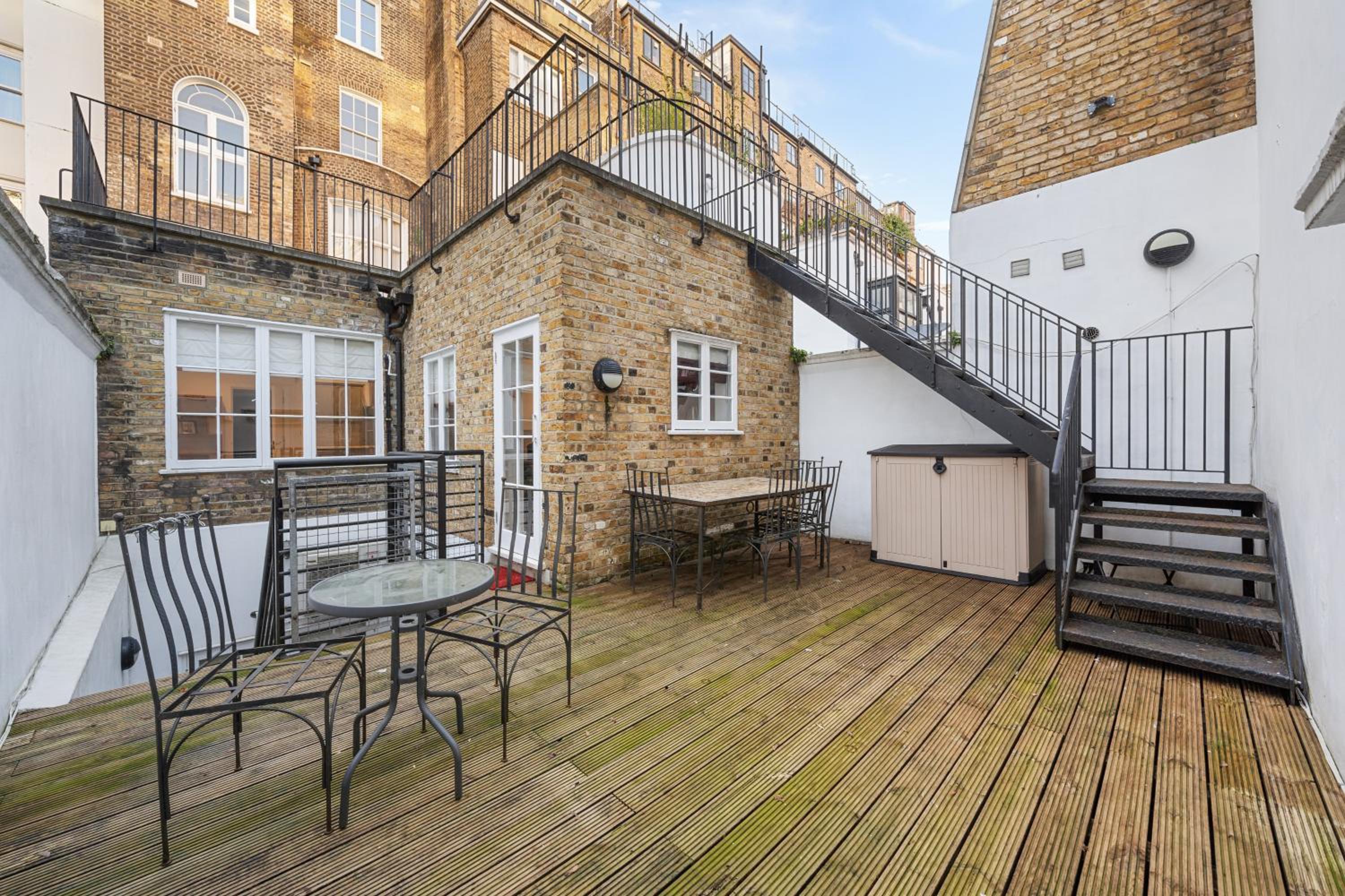 Stunning 2 bed 2 bath with air con + garden