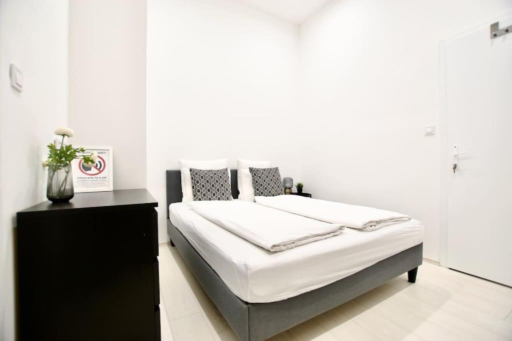 Standard Apartment by Hi5-St. King Mini Studio view 5