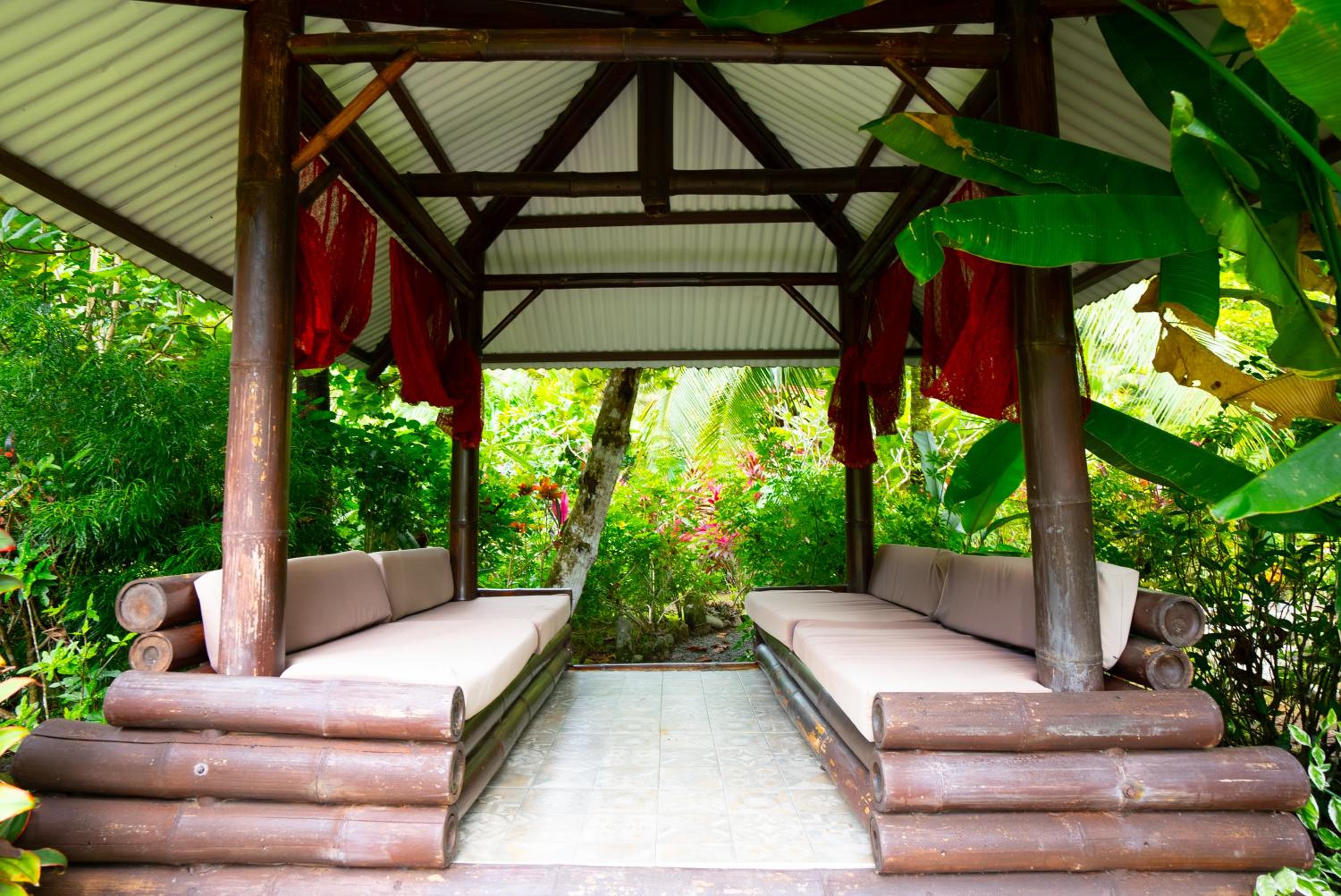 Macaw Villa - Riverfront With A Pool