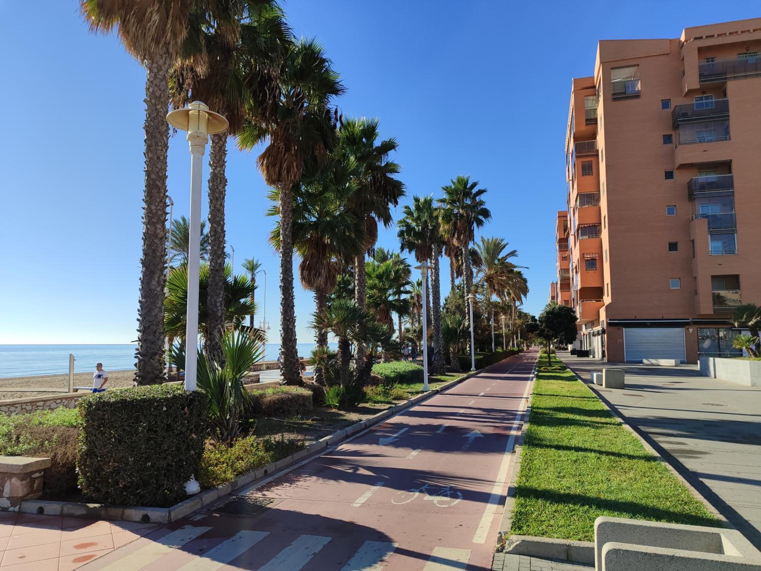 Sunny apartment next to the Beach ZE1