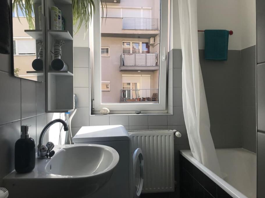 Practical two bedroom APT near Corvin