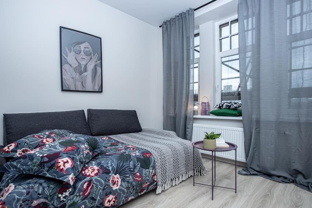 Spacious 1 room flat near public transportation view 3