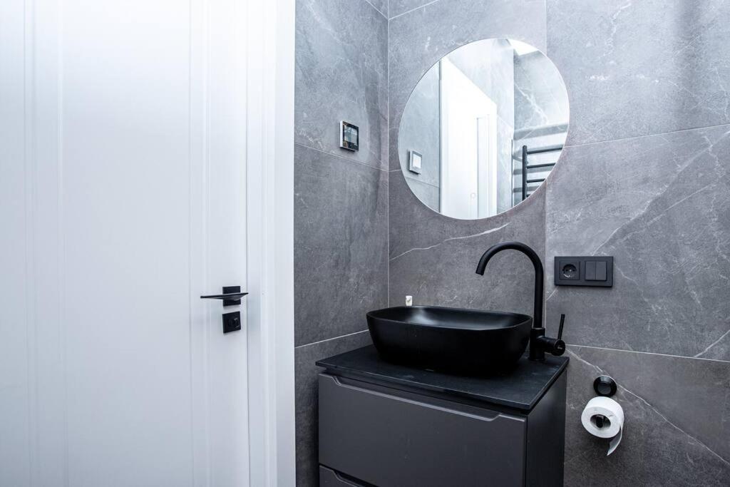 Spacious 1 room flat near public transportation view 4