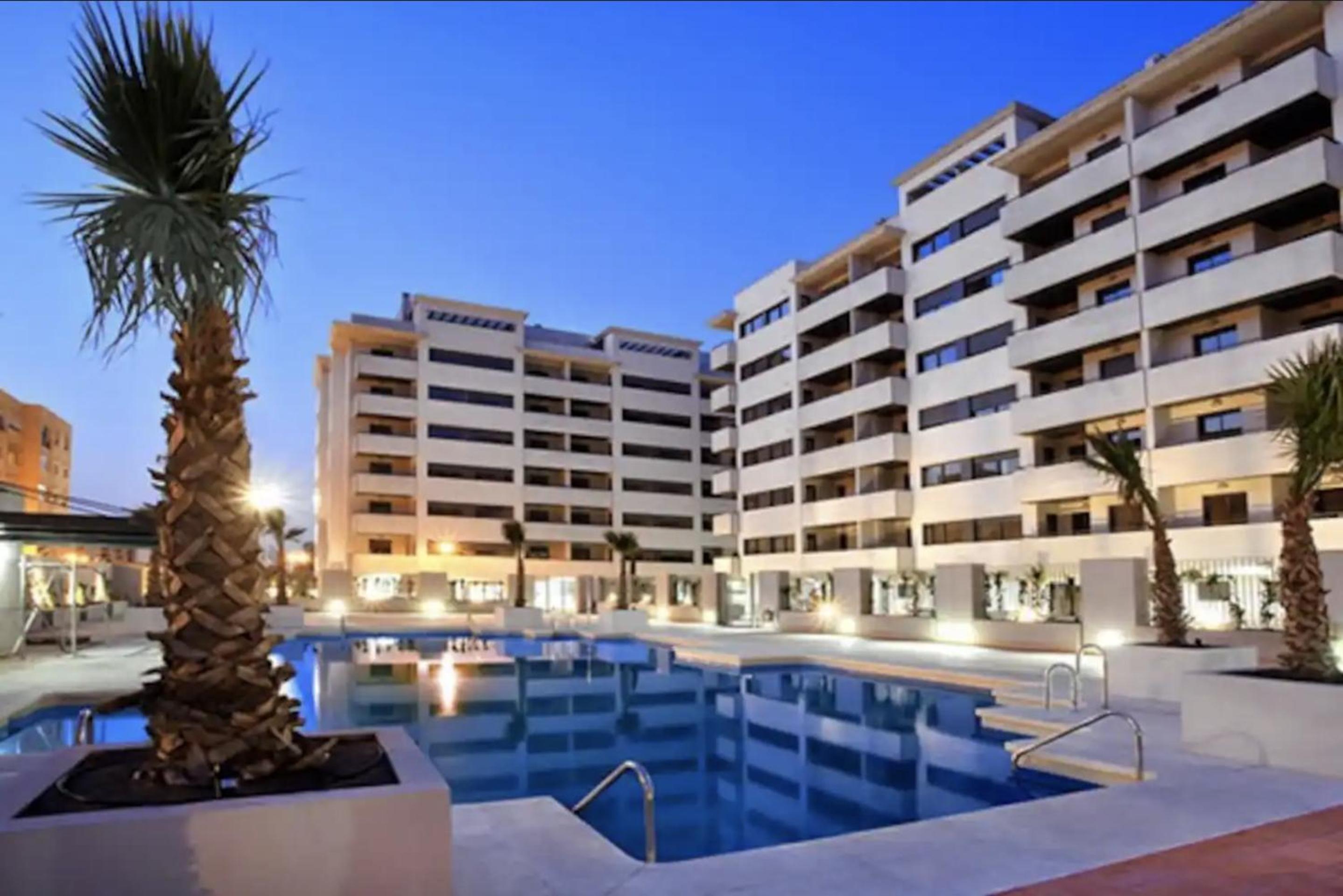 CT28 Relax by the beach (free parking and pool)