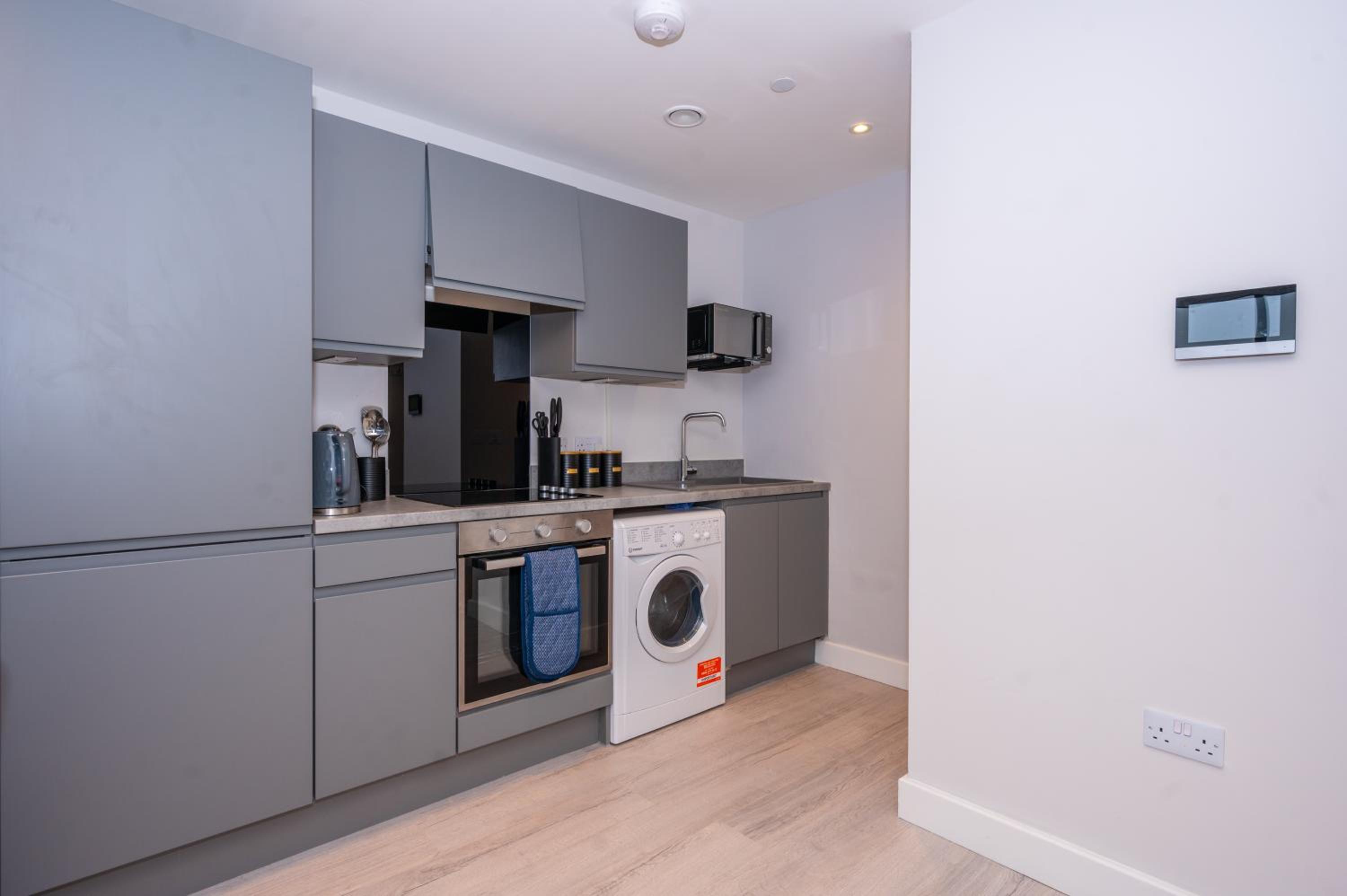City Cosy 1 bed - Perfect for Long Stays By Valore Property Services view 5