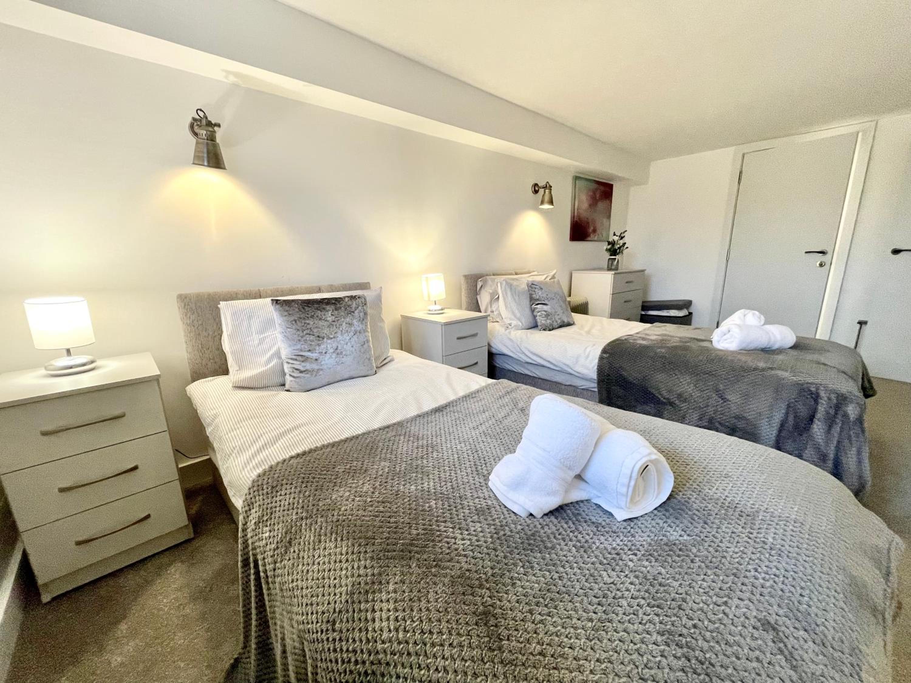Fantastic convenient 2 Bedroom 2 bathroom Perfect for Stansted Airport, 3 minute walk to Bishops Stortford Train Station! view 3