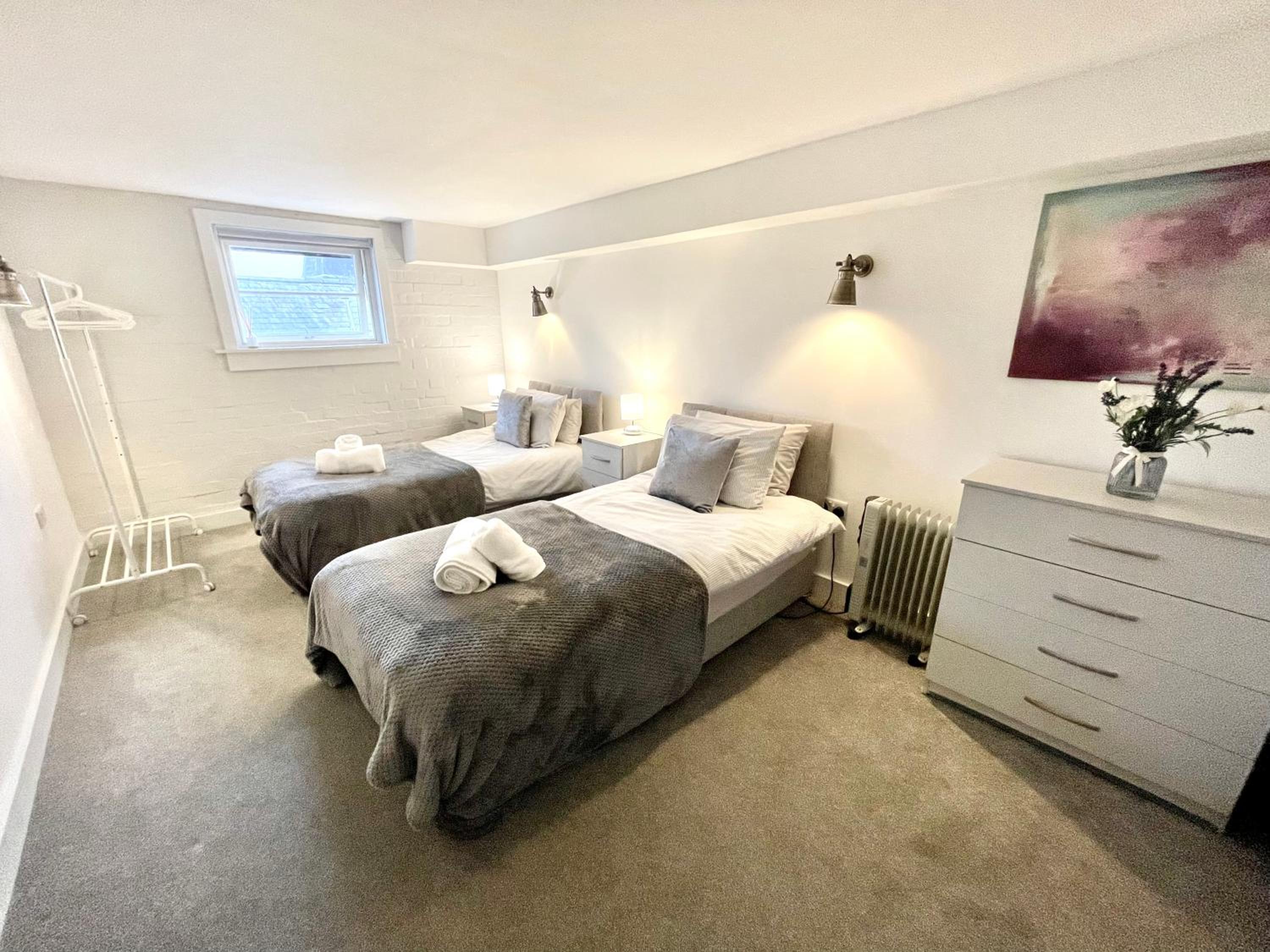 Fantastic convenient 2 Bedroom 2 bathroom Perfect for Stansted Airport, 3 minute walk to Bishops Stortford Train Station! view 2