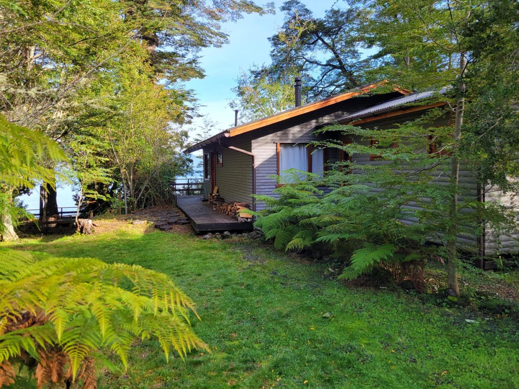 2 Cabañas y Quincho con Orilla a Lago Privado, Ensenada Camino Cascadas