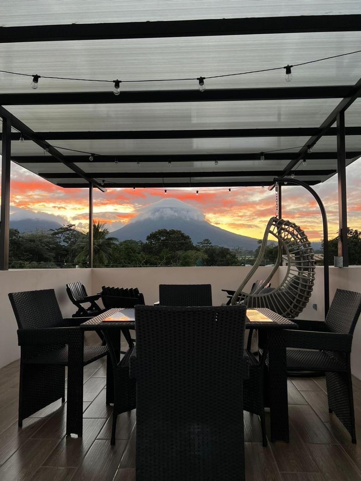 Rooftop and stunning Arenal Volcano views 3 minutes from La Fortuna