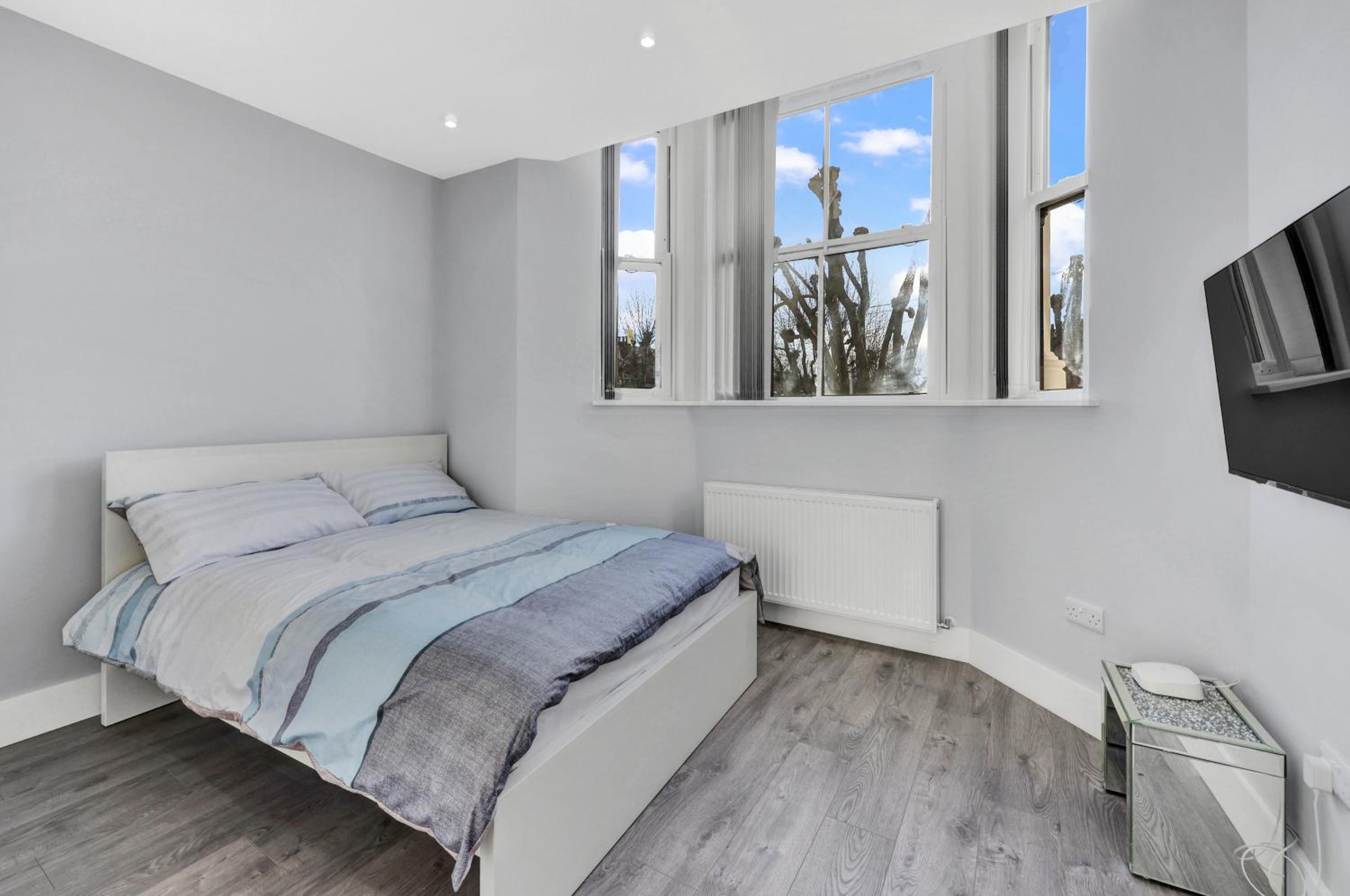 Your Cosy Stay Modern 2 Double bedroom Full Kitchen & Parking 5 Min Walk to Station