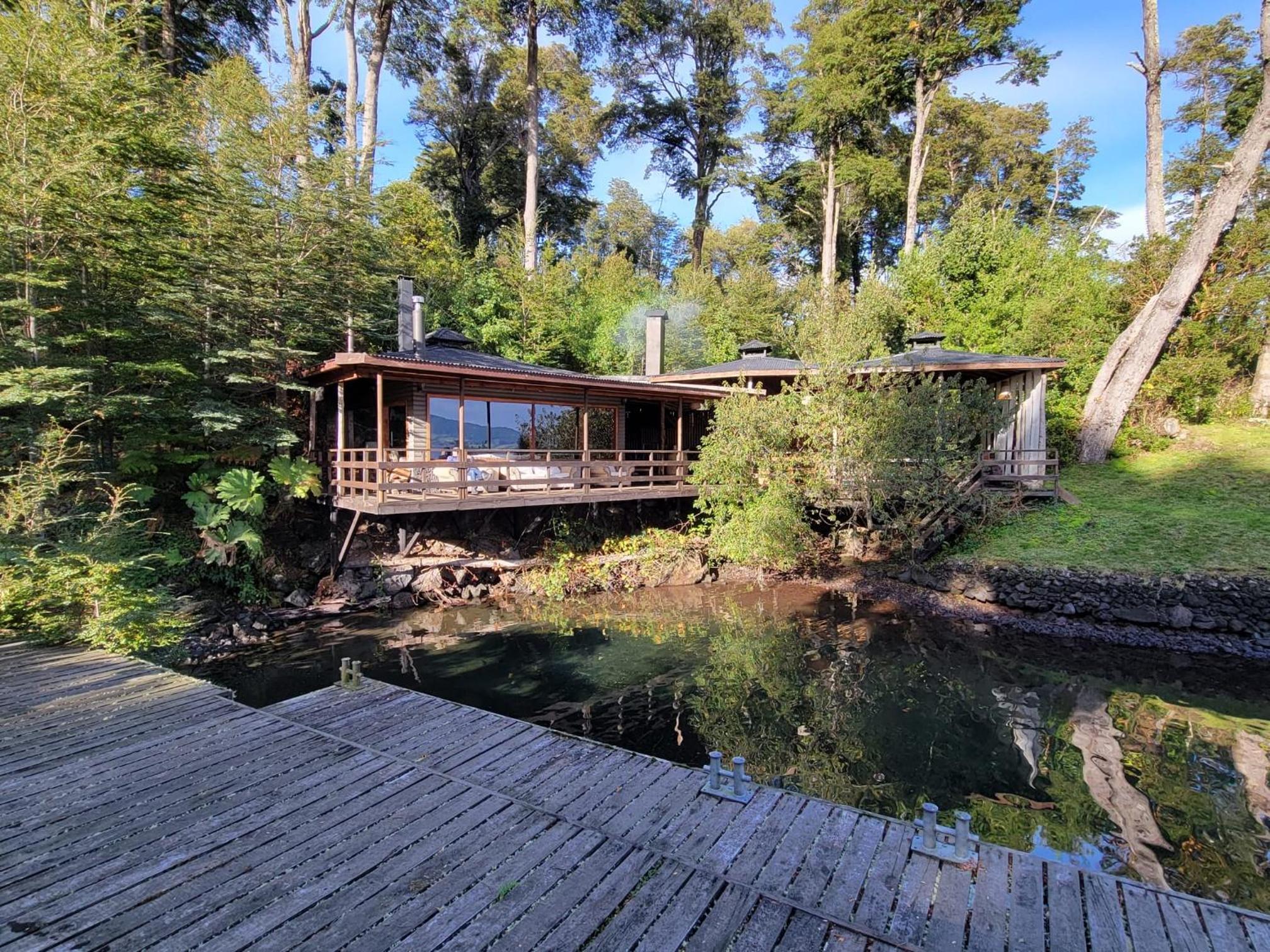 2 Cabañas y Quincho con Orilla a Lago Privado, Ensenada Camino Cascadas