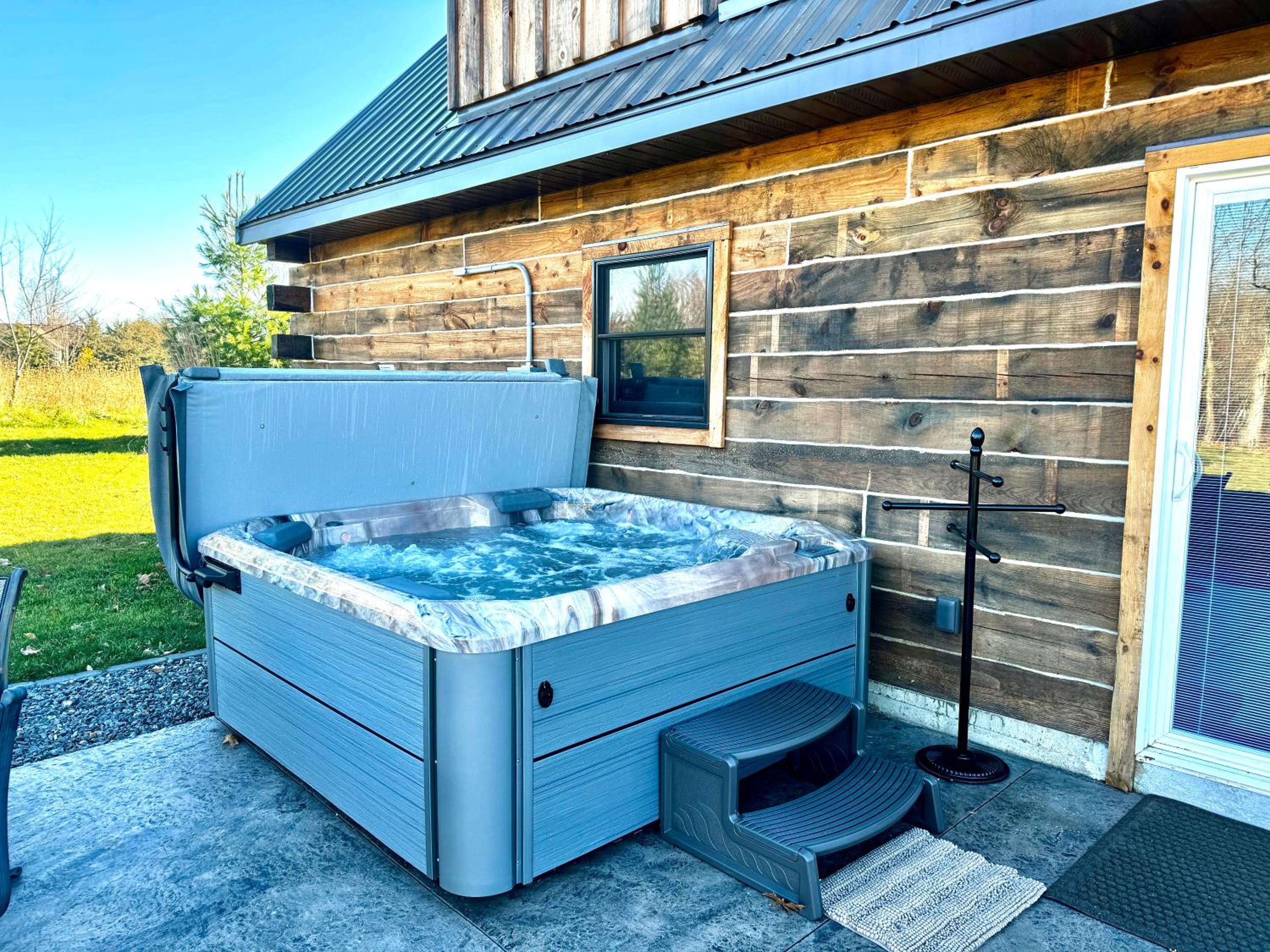 Rustic Hideaway sleeps 4 Hot tub view 3