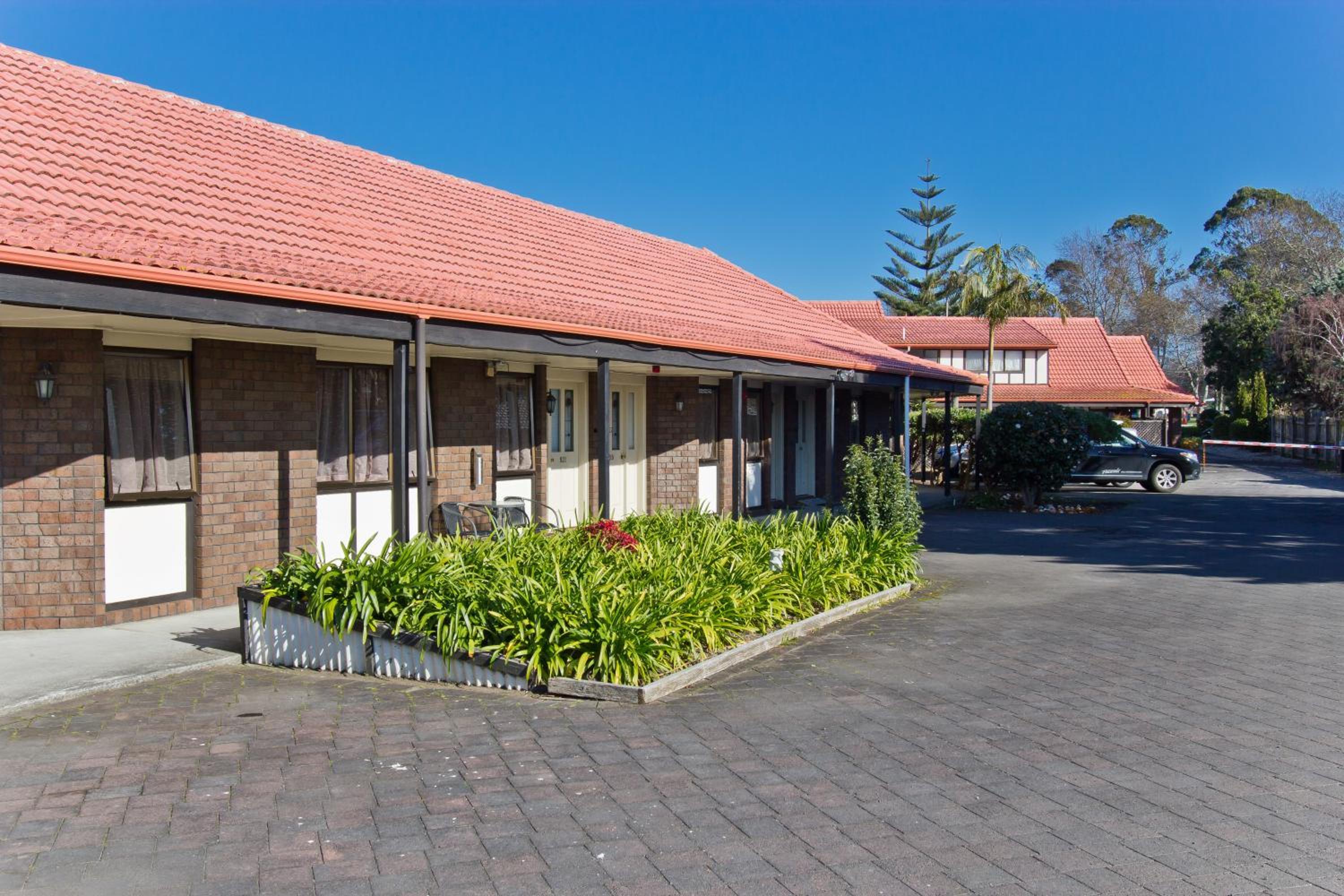 Airport Manor Inn