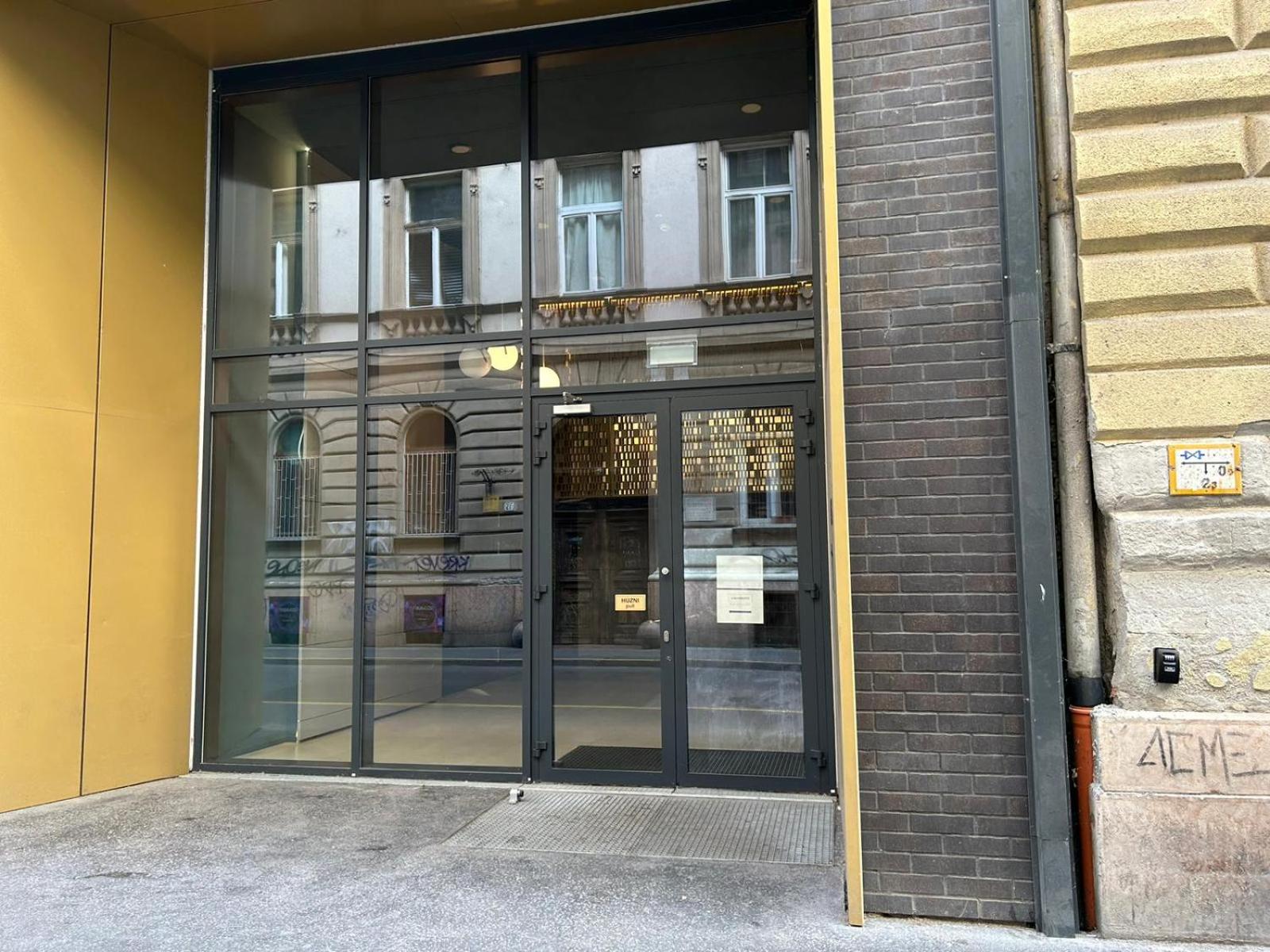 Comfort Court Apartment - Free parking, AC view 3