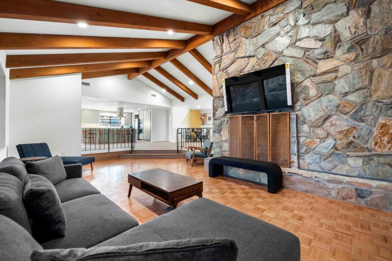 Unrivaled views Large uptown home wIth SwimSpa and Sauna view 2