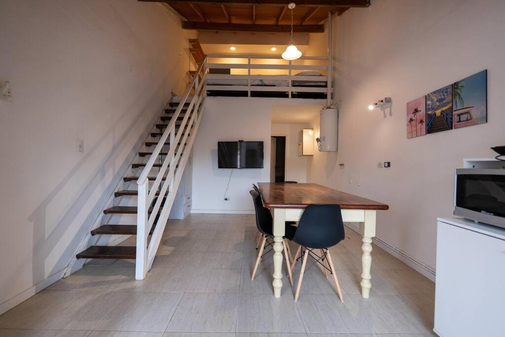 Amplio duplex con vista a calle