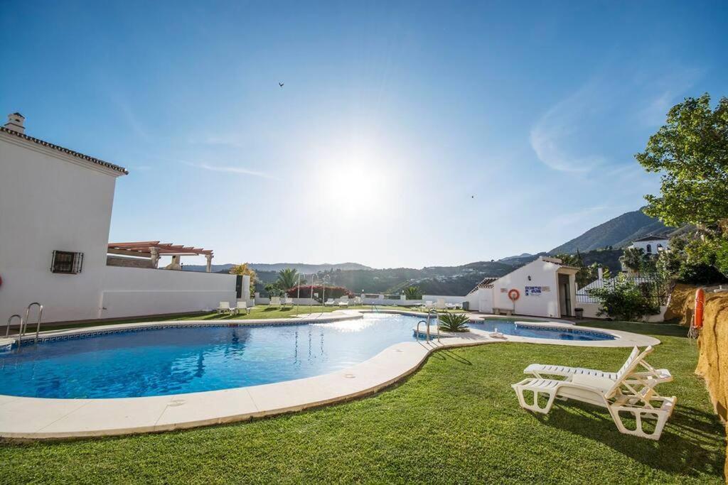 Apartamento 33, Frigiliana Spacious family Apartment with large Pool in the town center HansOnHoliday Rentals