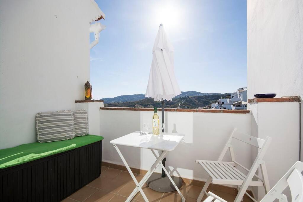 Apartamento 33, Frigiliana Spacious family Apartment with large Pool in the town center HansOnHoliday Rentals
