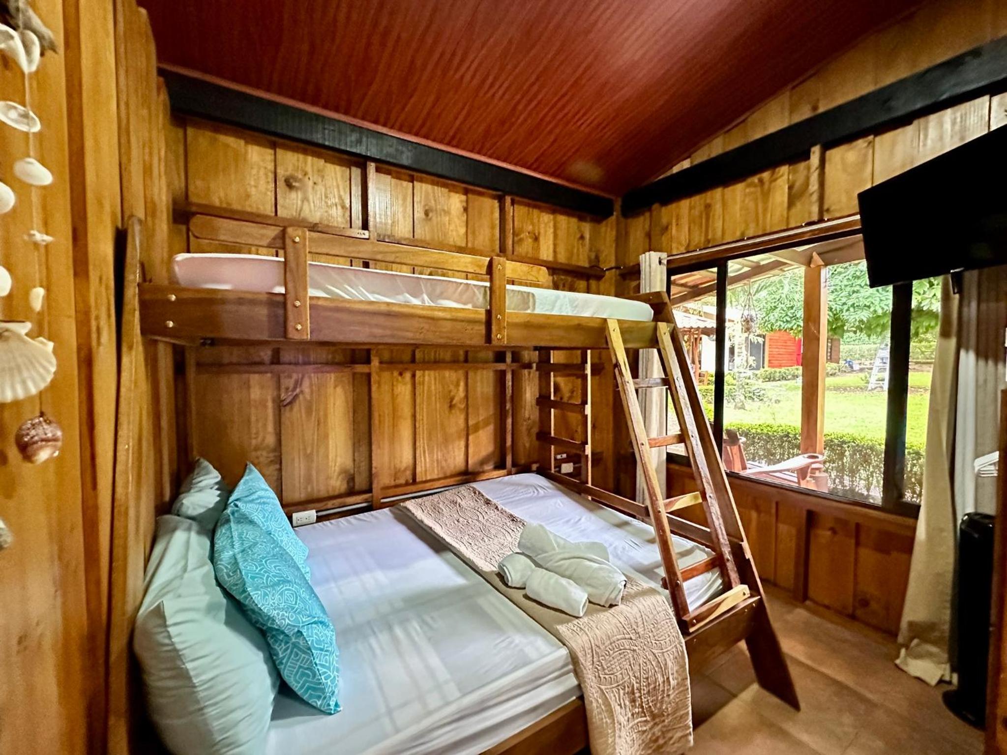 Cabin in Paradise with jacuzzi, free Wifi, and Relaxing sound of the river, Bungalows Tulipanes